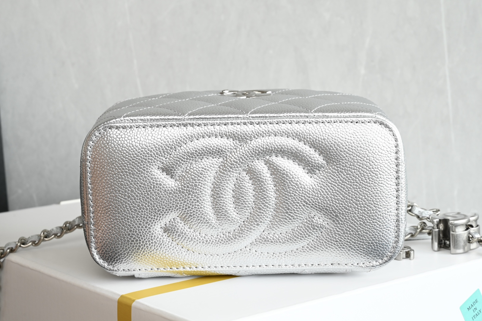 Small Vanity Case in Metallic Silver Grained Calfskin with Silver-Tone Hardware - Mocuir