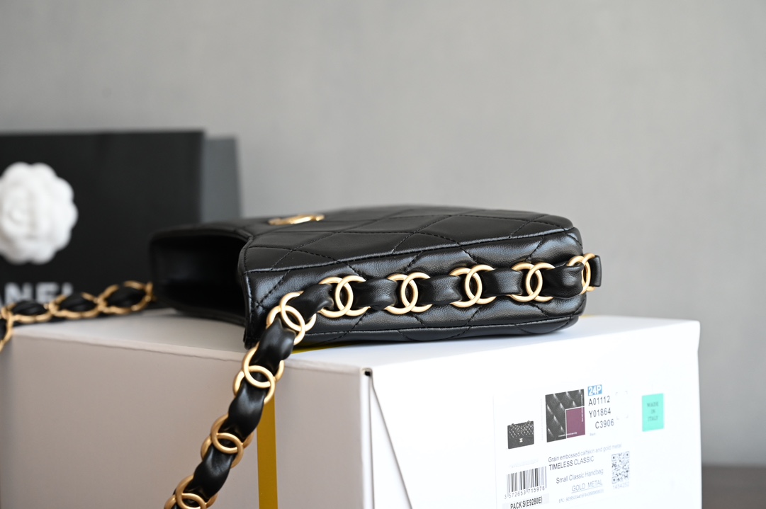 24K Hobo Shoulder Bag in Black Quilted Lambskin with Gold-Tone Hardware (Model AS4612) - Mocuir