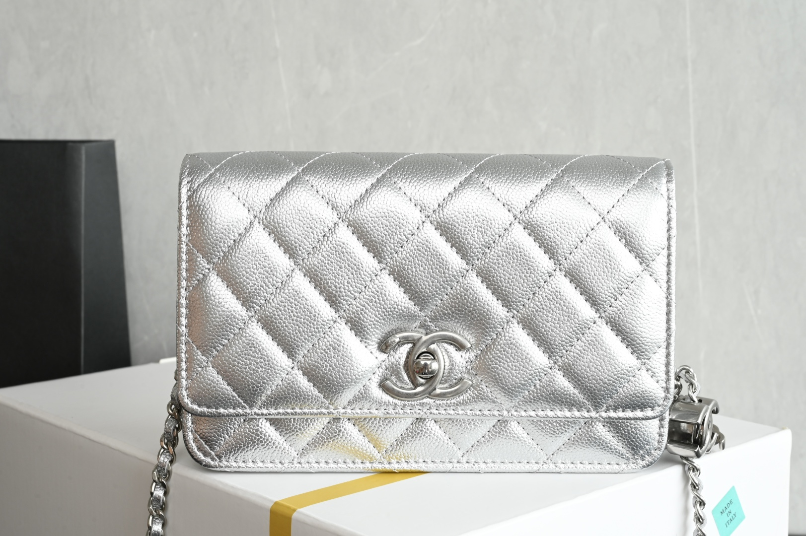 Classic Wallet On Chain (WOC) in Metallic Silver Grained Calfskin with Silver-Tone Hardware - Mocuir