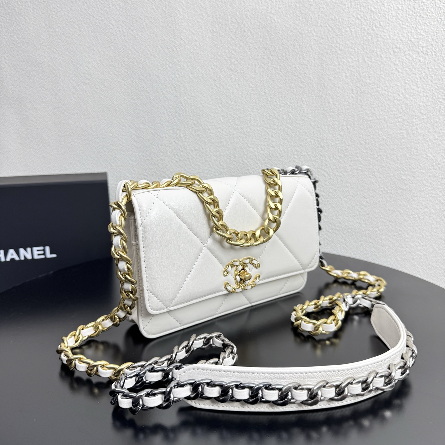 19 WOC Quilted Lambskin Shoulder Bag in White (Tri-Tone Hardware) - Mocuir