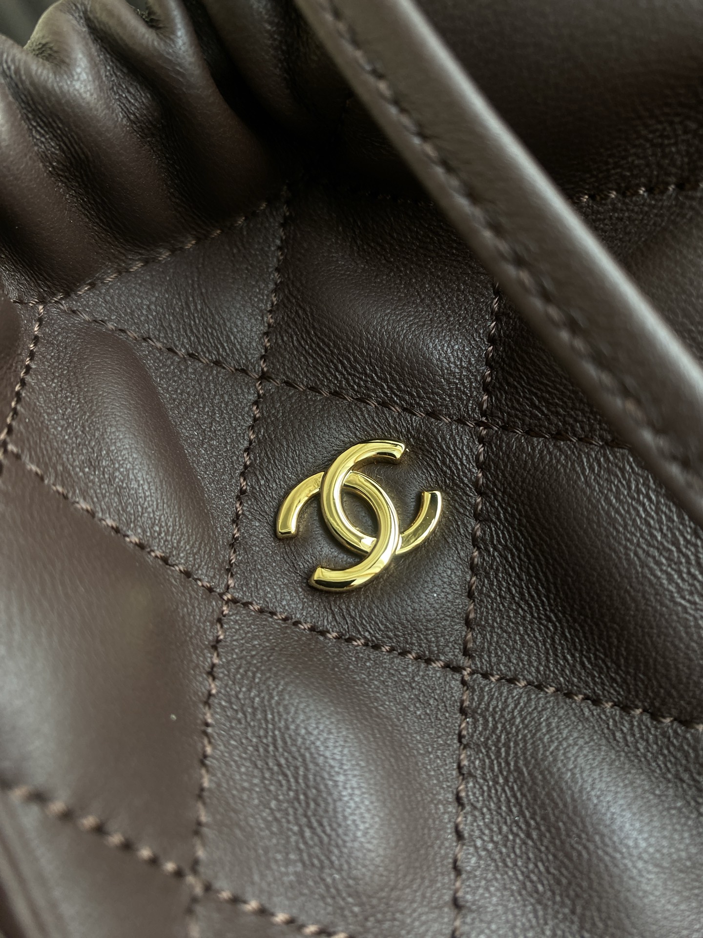 Quilted Lambskin Drawstring Hobo Bag（Chocolate） - Mocuir