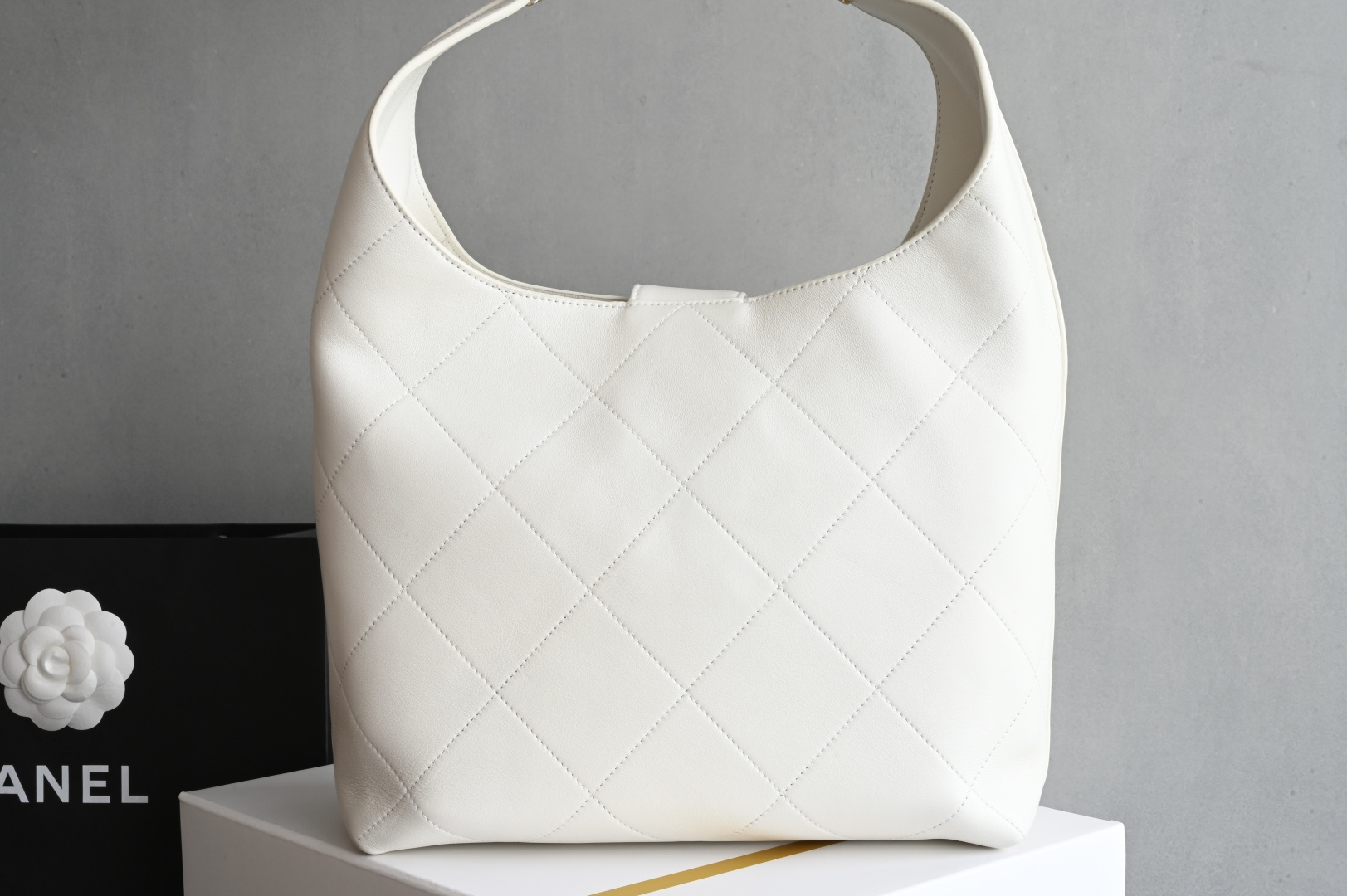 MAXI HOBO Bag in White Shiny Lambskin with Gold-Tone Hardware (Model AS5838) - Mocuir