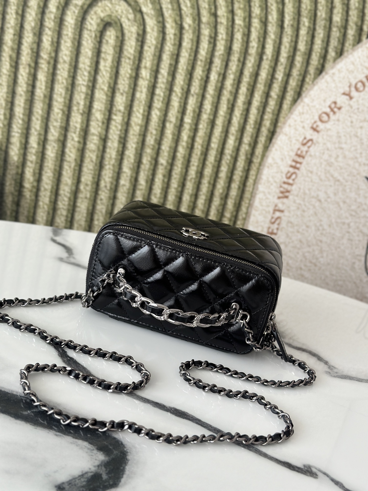 Quilted Patent Vanity Case with Chain (AP3940) in Black Patent Calfskin with Ruthenium-Finish Metal Hardware, 25B Fall-Winter Collection - Mocuir