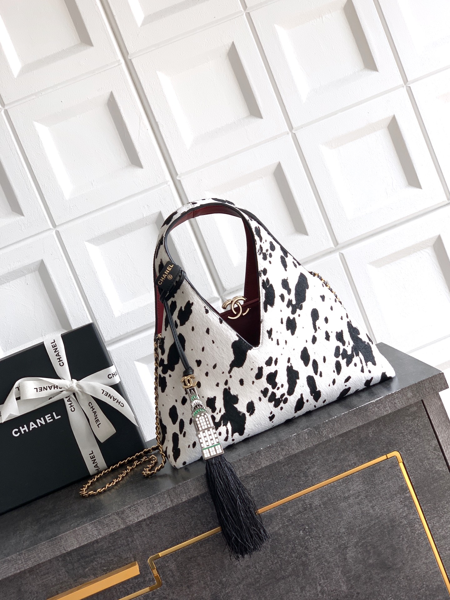 2026 Fall-Winter Runway Hobo Bag in Black & White Dalmatian Print Pony Hair with Gold-Tone Hardware & Empire State Building Tassel Charm - Mocuir