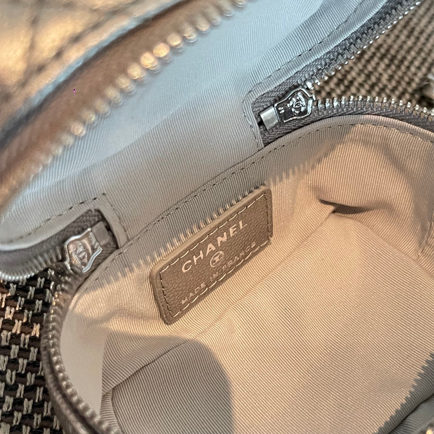 Silver Metallic Quilted Caviar Leather Mini Vanity Case with Handle and Silver-Tone Chain - Mocuir