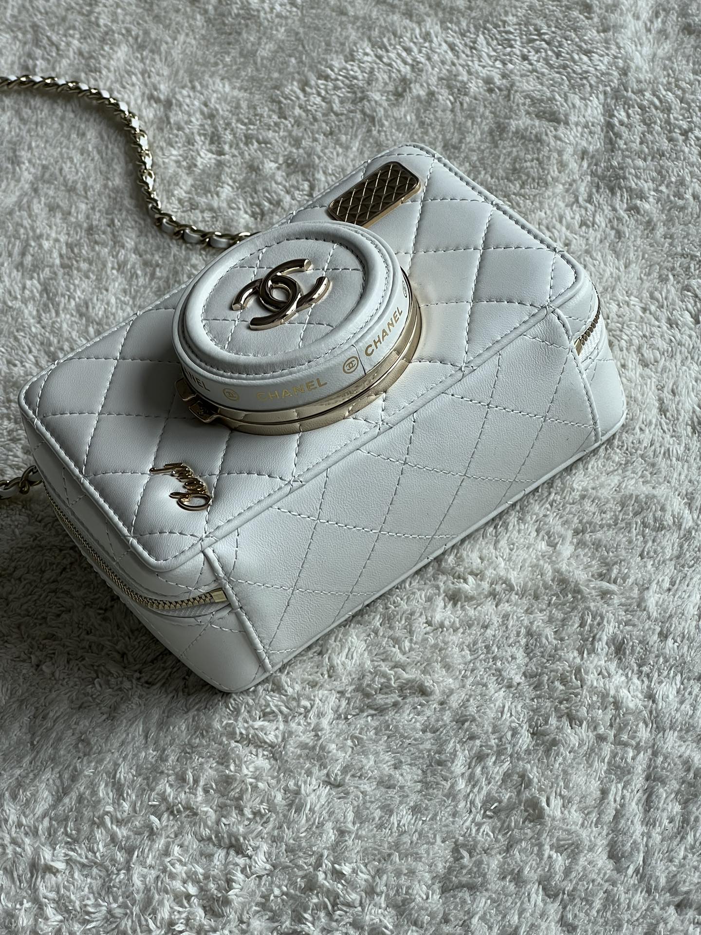 Camera Bag in White Quilted Lambskin with Pale Gold-Tone Hardware, Spring-Summer 2024 (AS4817) - Mocuir