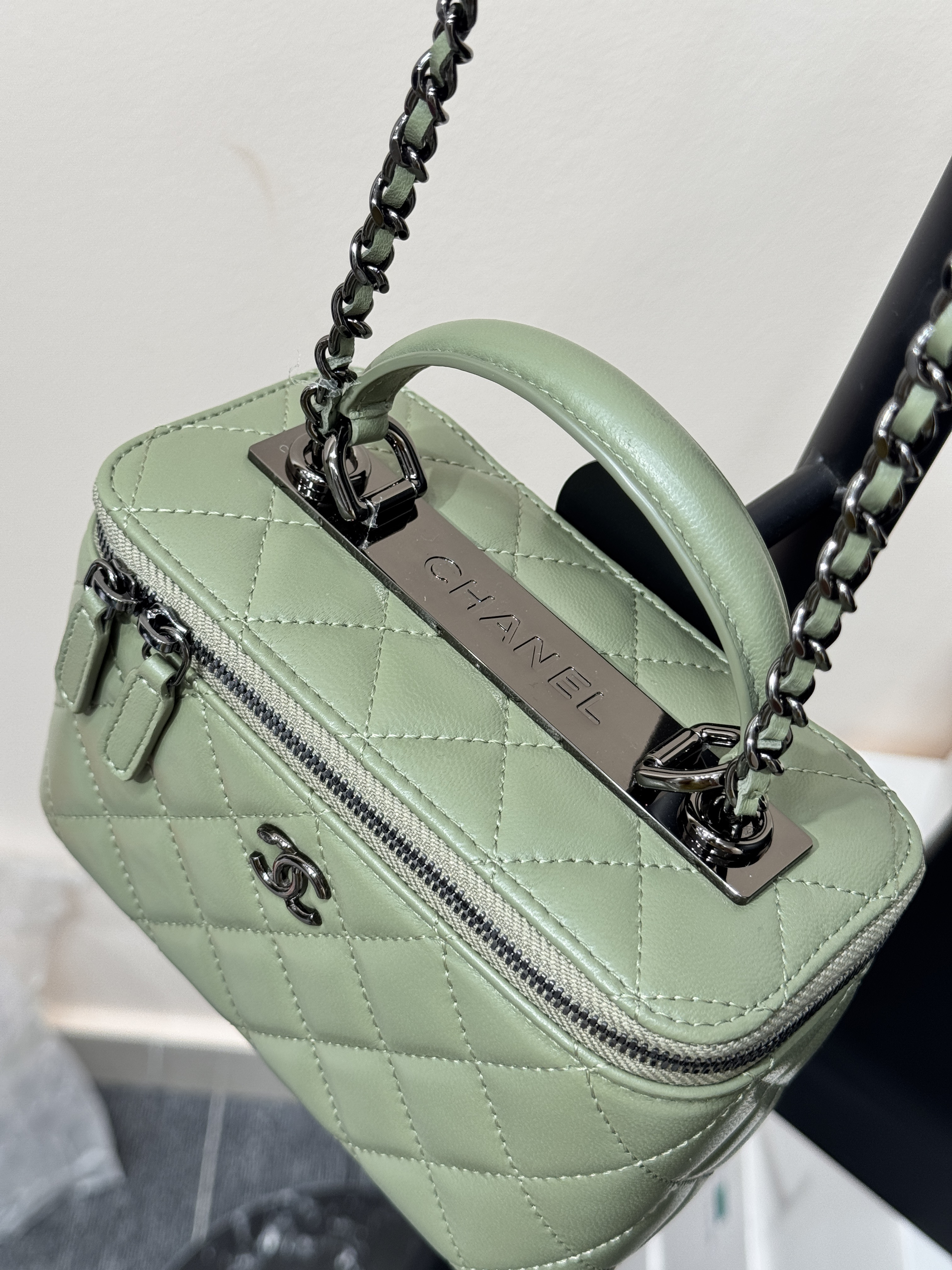 25C Matcha Green Quilted Lambskin Vanity Case with Chain Strap - Mocuir
