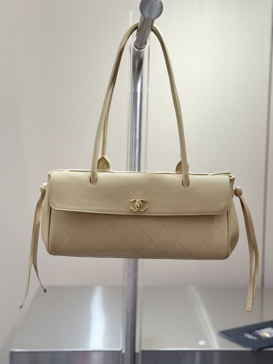 26P Cruise Preppy Coco Bowling Bag in Beige Caviar Leather with Gold-Tone Hardware - Mocuir