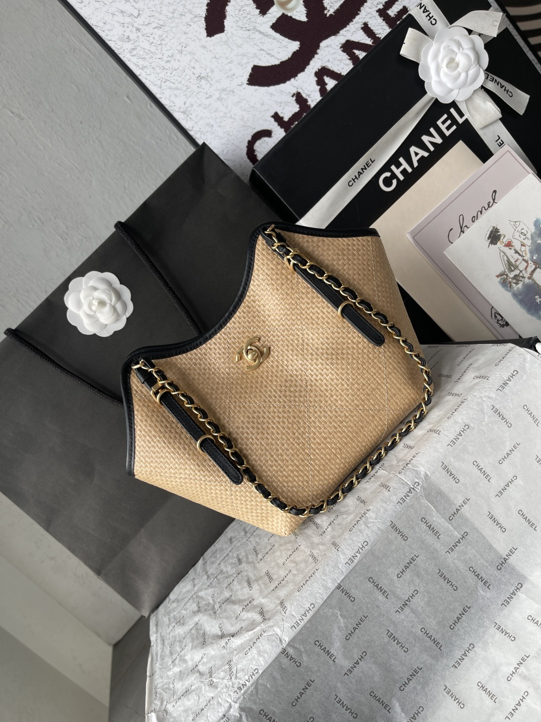 25C Beige Woven Straw Small Tote Handbag with Black Calfskin Trim and Gold-Tone Hardware - Mocuir