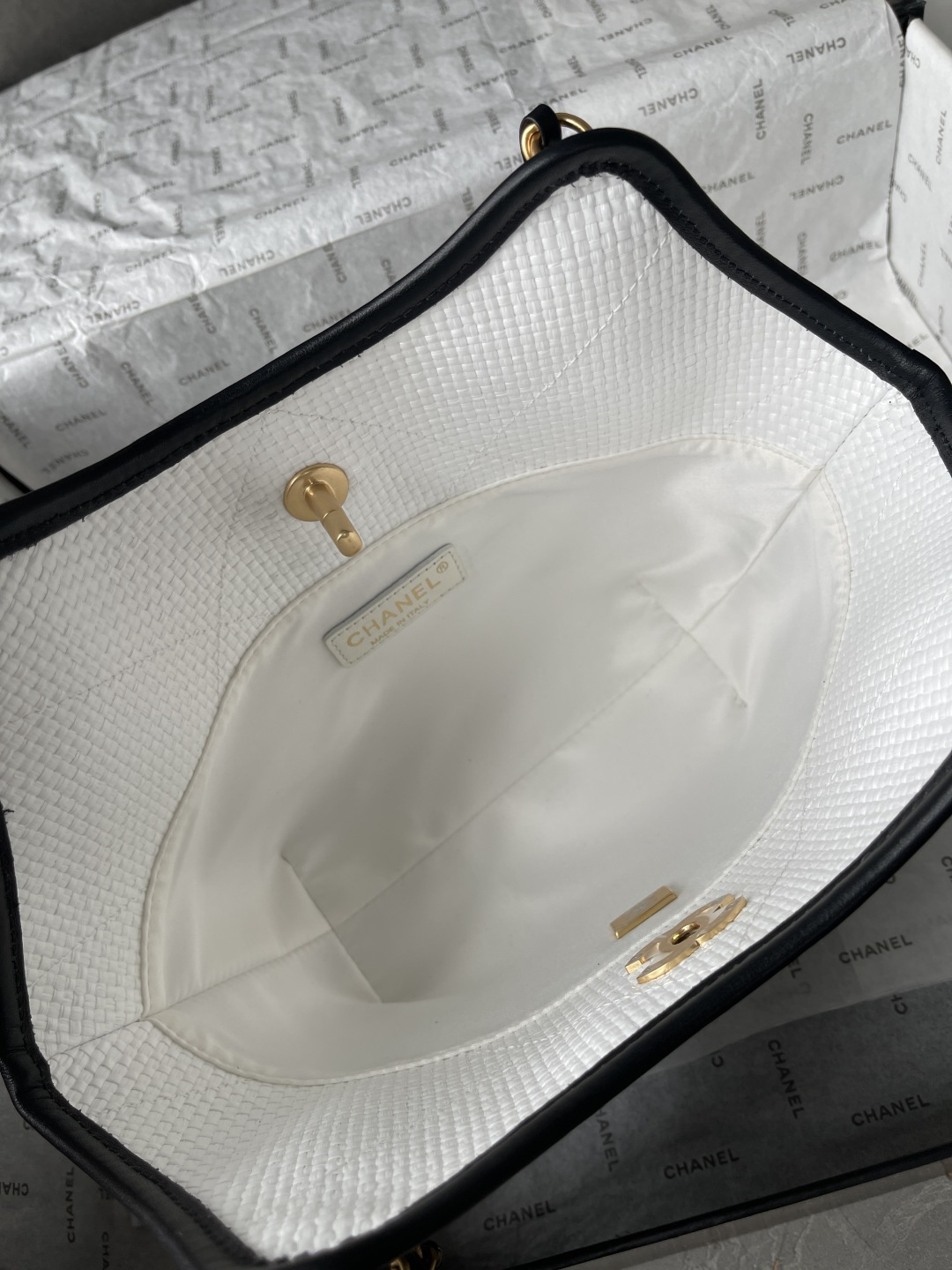 25C White Woven Straw Small Tote Handbag with Black Calfskin Trim and Gold-Tone Hardware - Mocuir