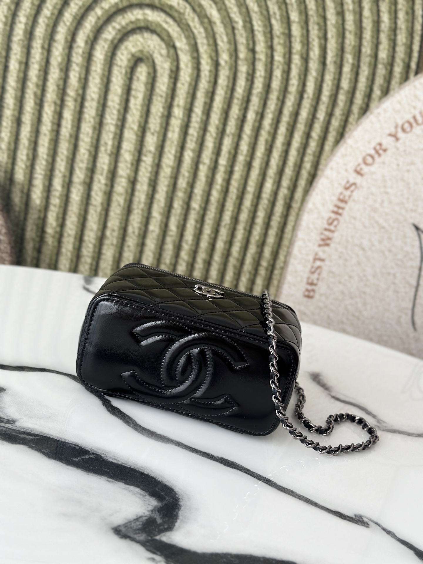 Quilted Patent Vanity Case with Chain (AP3940) in Black Patent Calfskin with Ruthenium-Finish Metal Hardware, 25B Fall-Winter Collection - Mocuir