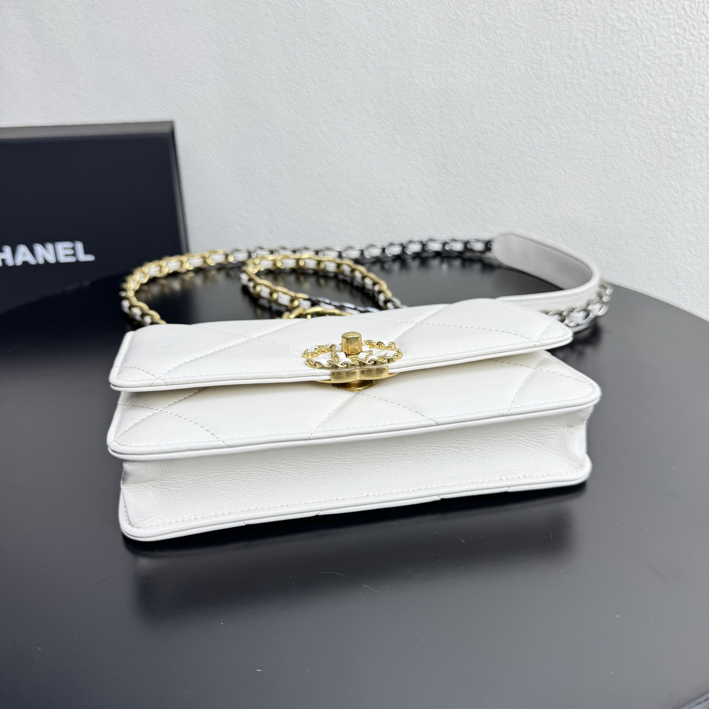 19 WOC Quilted Lambskin Shoulder Bag in White (Tri-Tone Hardware) - Mocuir