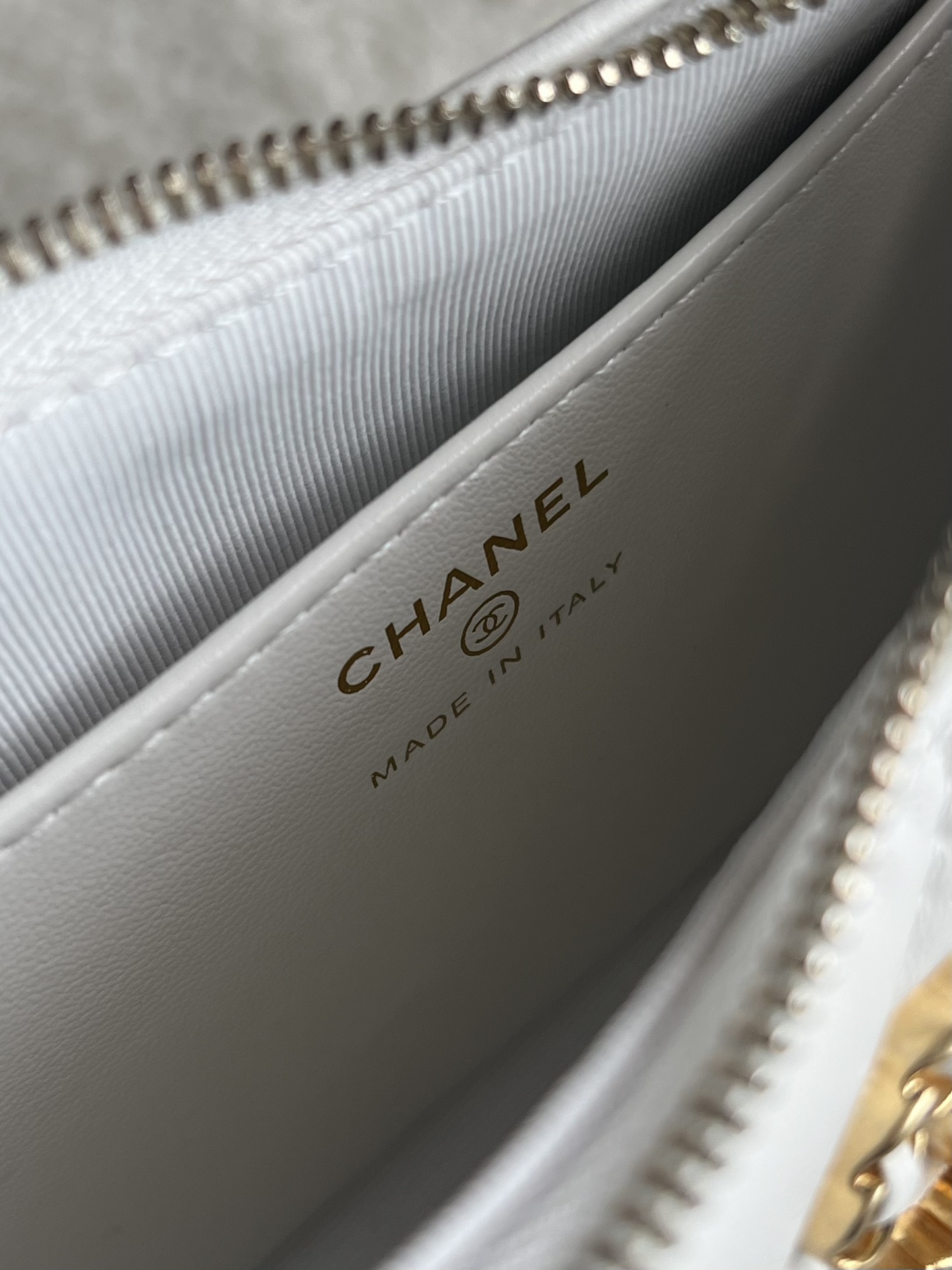 19 Half Moon Hobo Bag in White Quilted Lambskin with Gold-Tone and Ruthenium-Finish Hardware - Mocuir