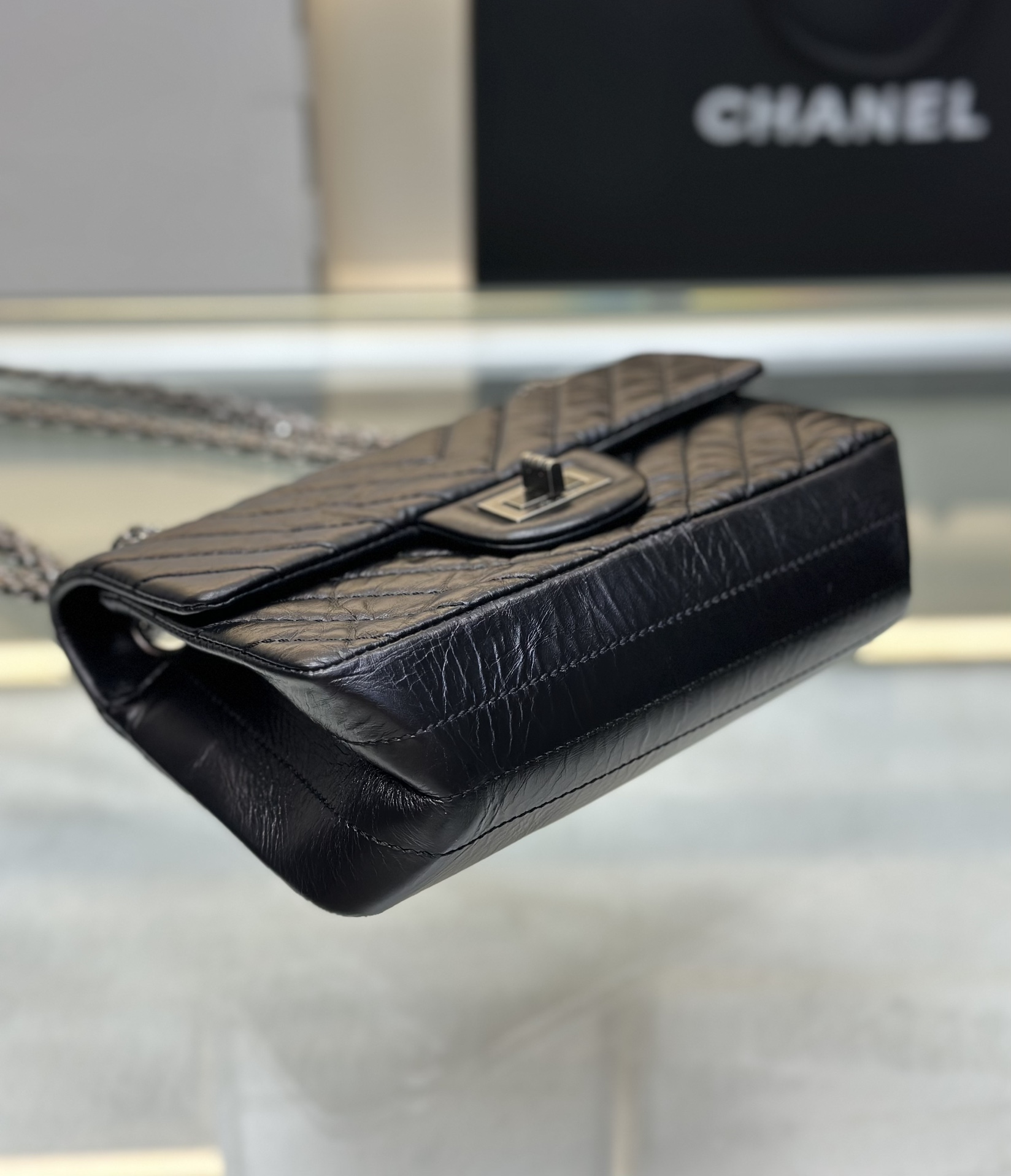 2.55 Reissue Medium Flap Bag in Black Aged Calfskin with Ruthenium-Finish Metal Hardware - Mocuir