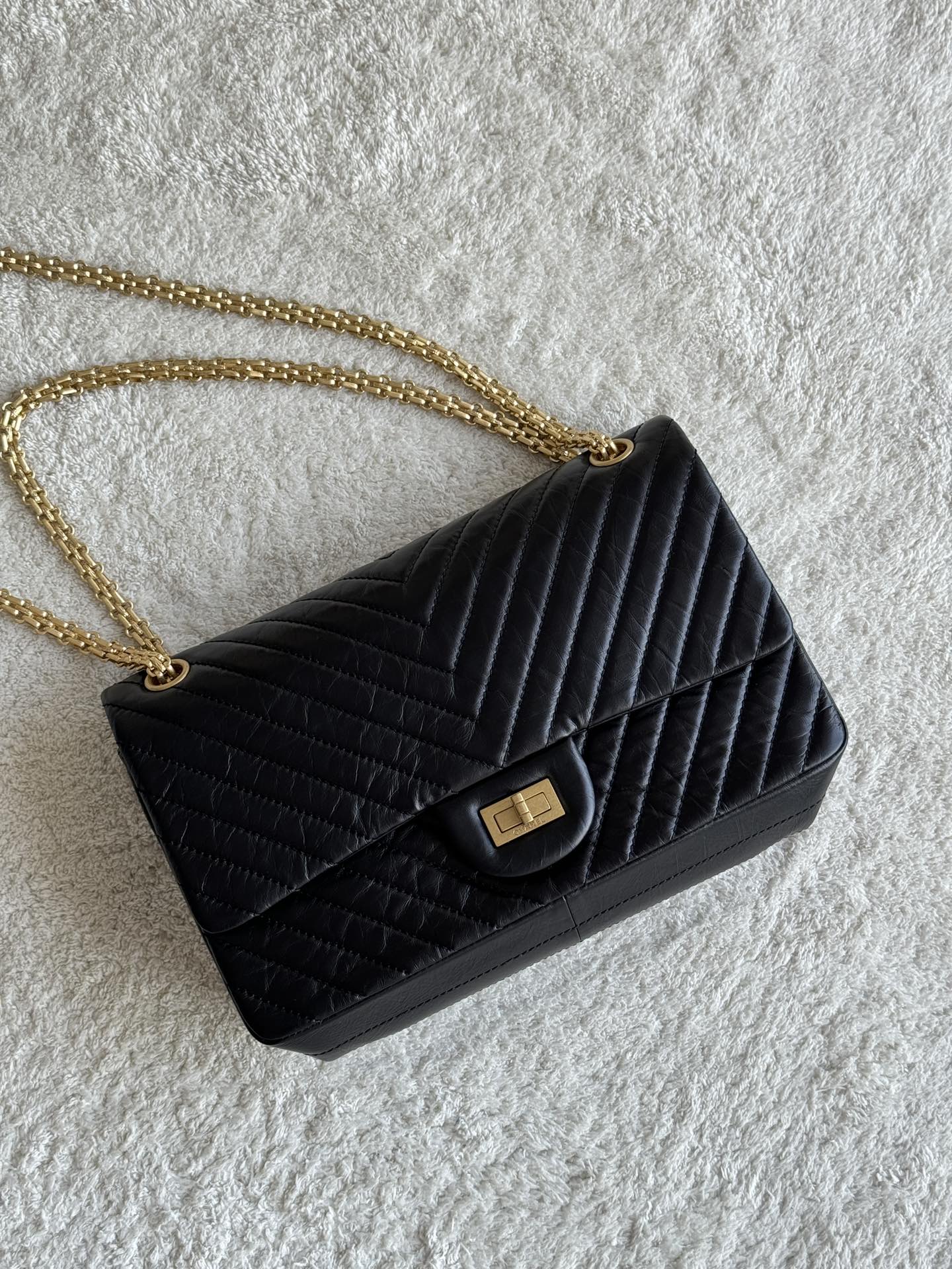 2.55 Reissue 227 Jumbo Flap Bag in Black Aged Calfskin with Chevron Quilting and Gold-Tone Hardware - Mocuir