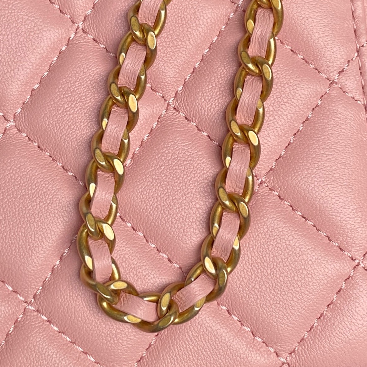 Small Vanity Case with Chain (AP3940) in Pink Shiny Lambskin with Gold-Tone Hardware, 25B Fall-Winter Collection - Mocuir