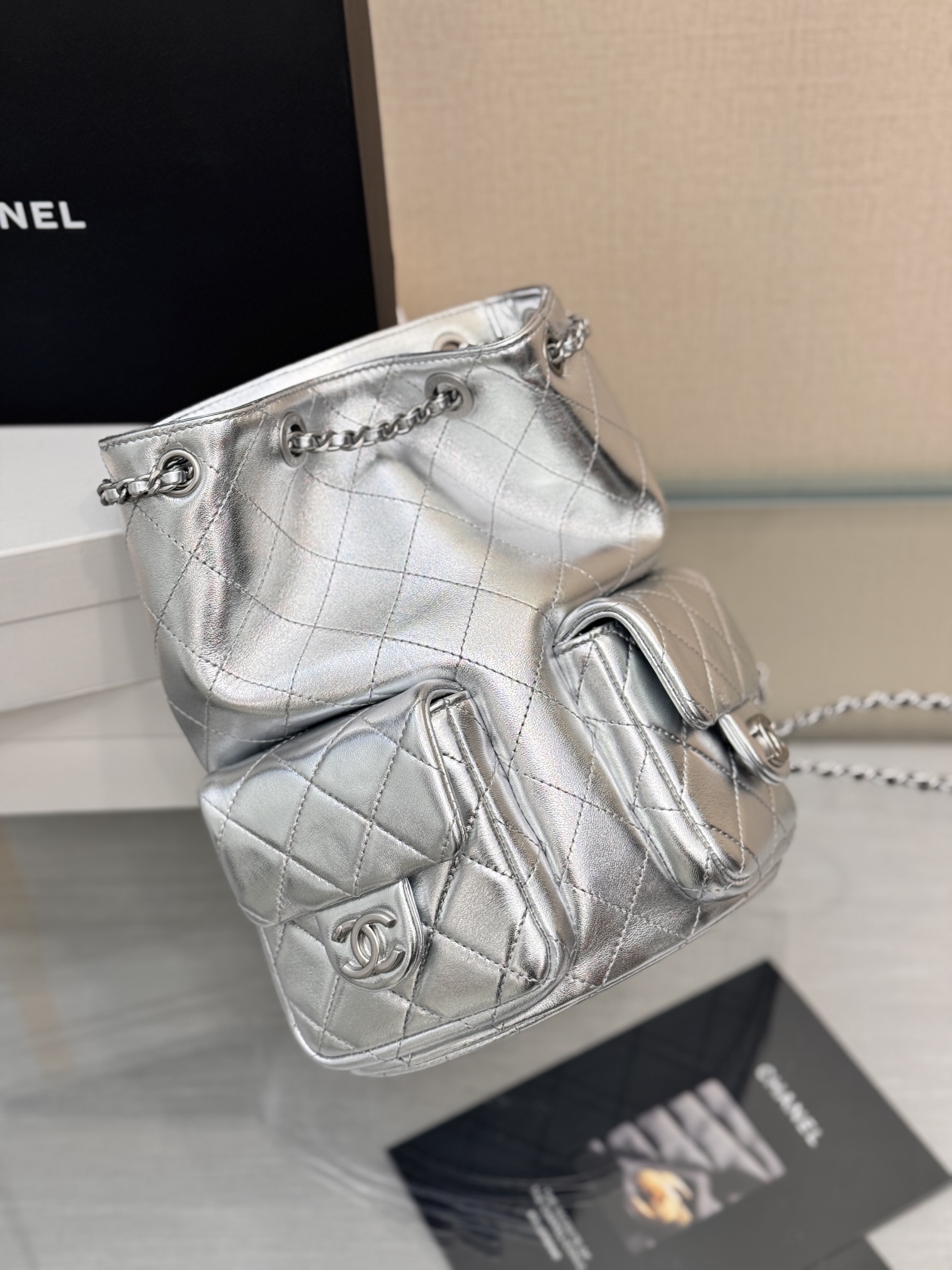 Drawstring Bucket Backpack（Metallic Silver） - Mocuir