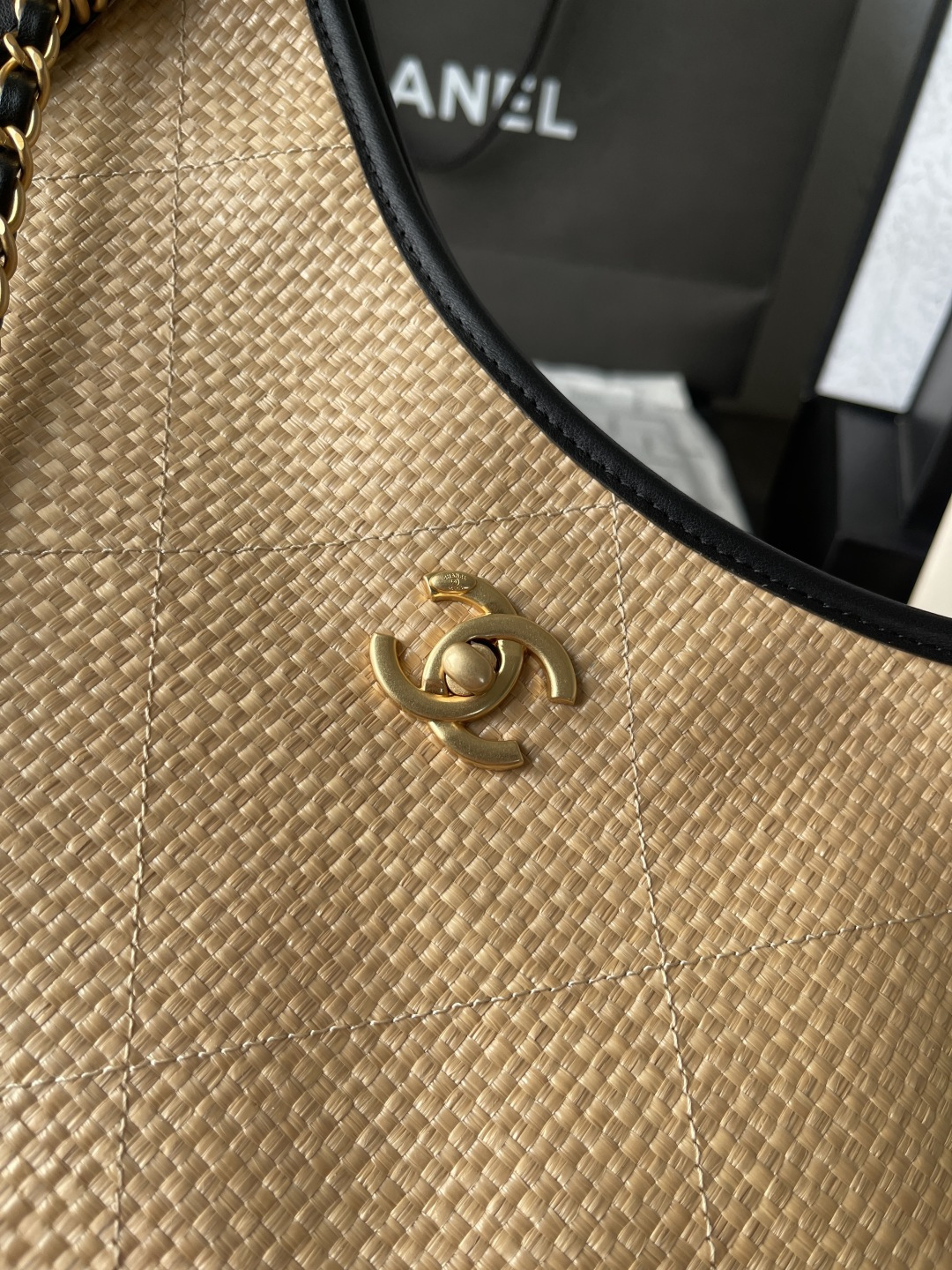 25C Beige Woven Straw Large Tote Handbag with Black Calfskin Trim and Gold-Tone Hardware - Mocuir