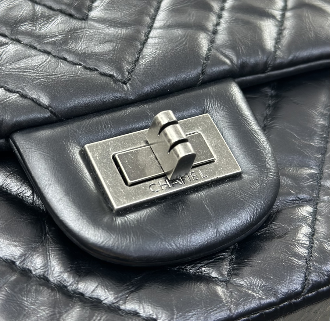 2.55 Reissue Medium Flap Bag in Black Aged Calfskin with Ruthenium-Finish Metal Hardware - Mocuir