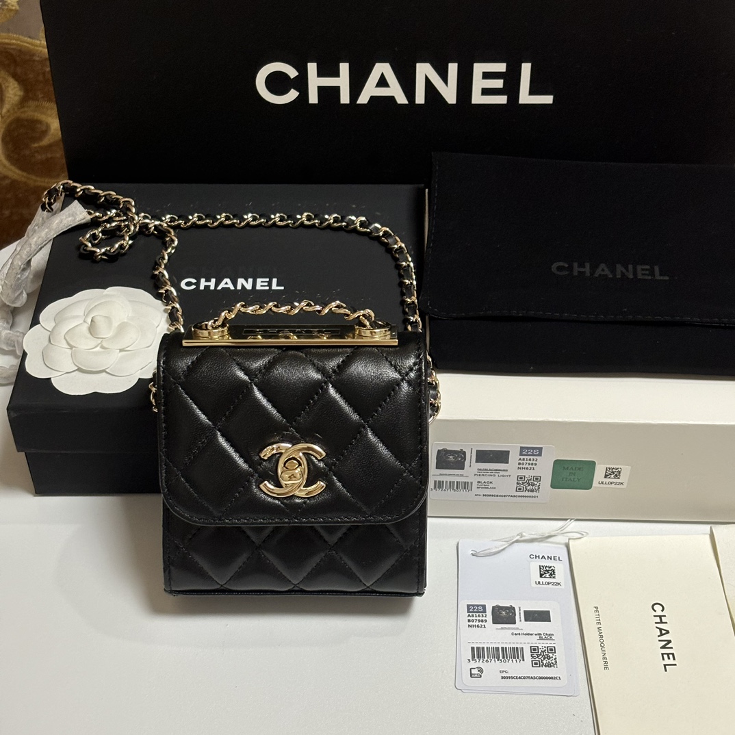 Trendy CC Mini Quilted Lambskin Shoulder Bag in Black (Gold Hardware) - Mocuir