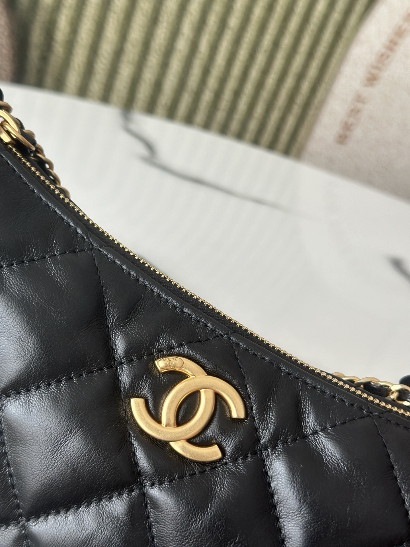 25S Black Shiny Lambskin Quilted Hobo Shoulder Bag with Gold-Tone Hardware - Mocuir