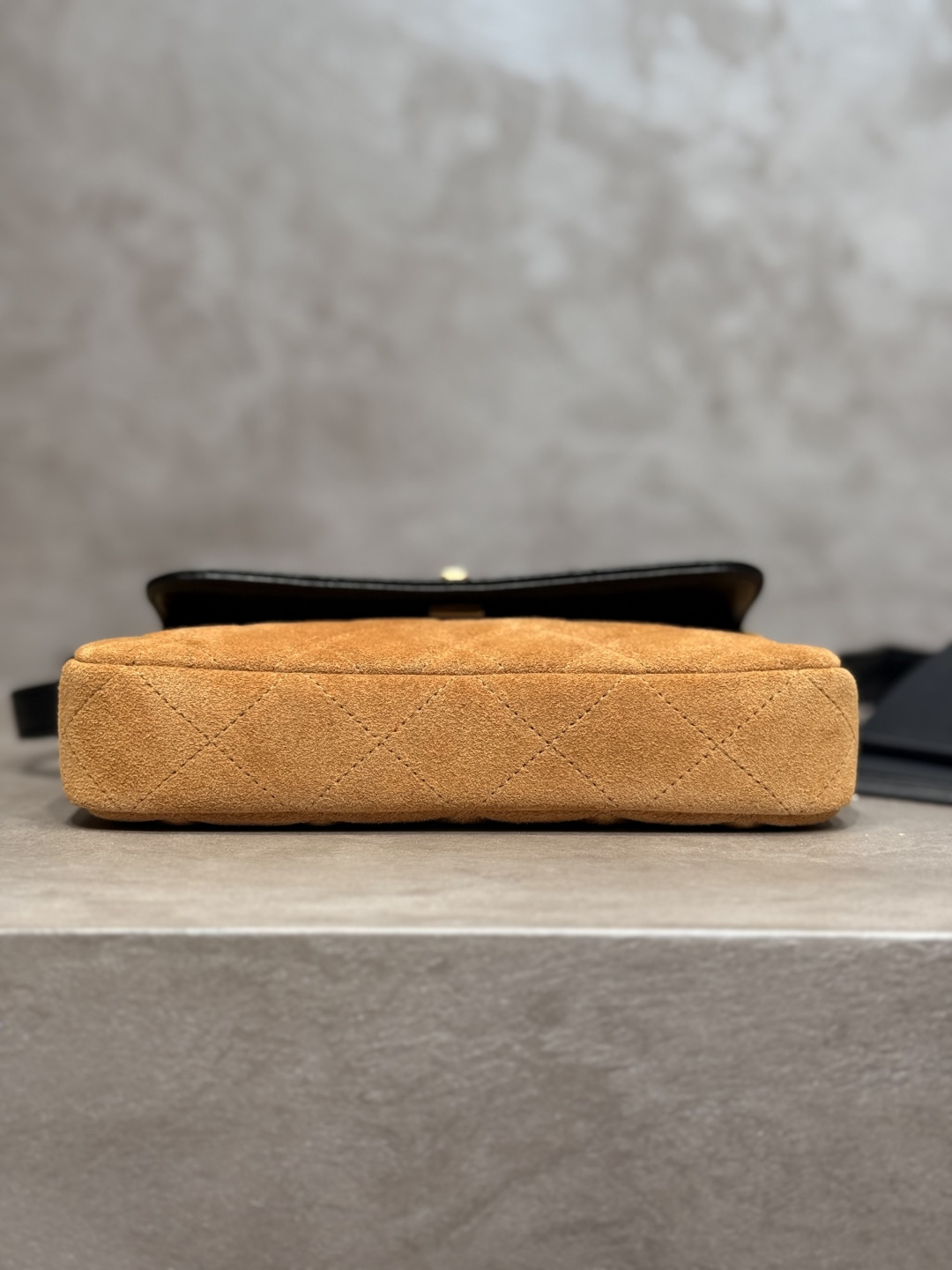 25A Métiers d'Art Lambskin & Suede Calfskin Phone Bag with Gold-Tone Hardware (Model AS5132) - Mocuir
