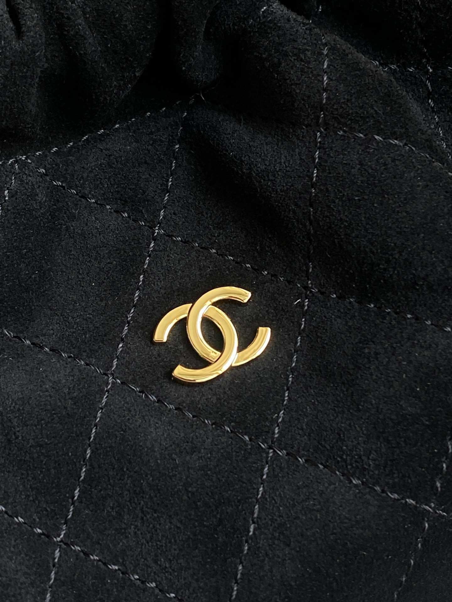 Quilted Suede Calfskin Drawstring Bag（Black） - Mocuir