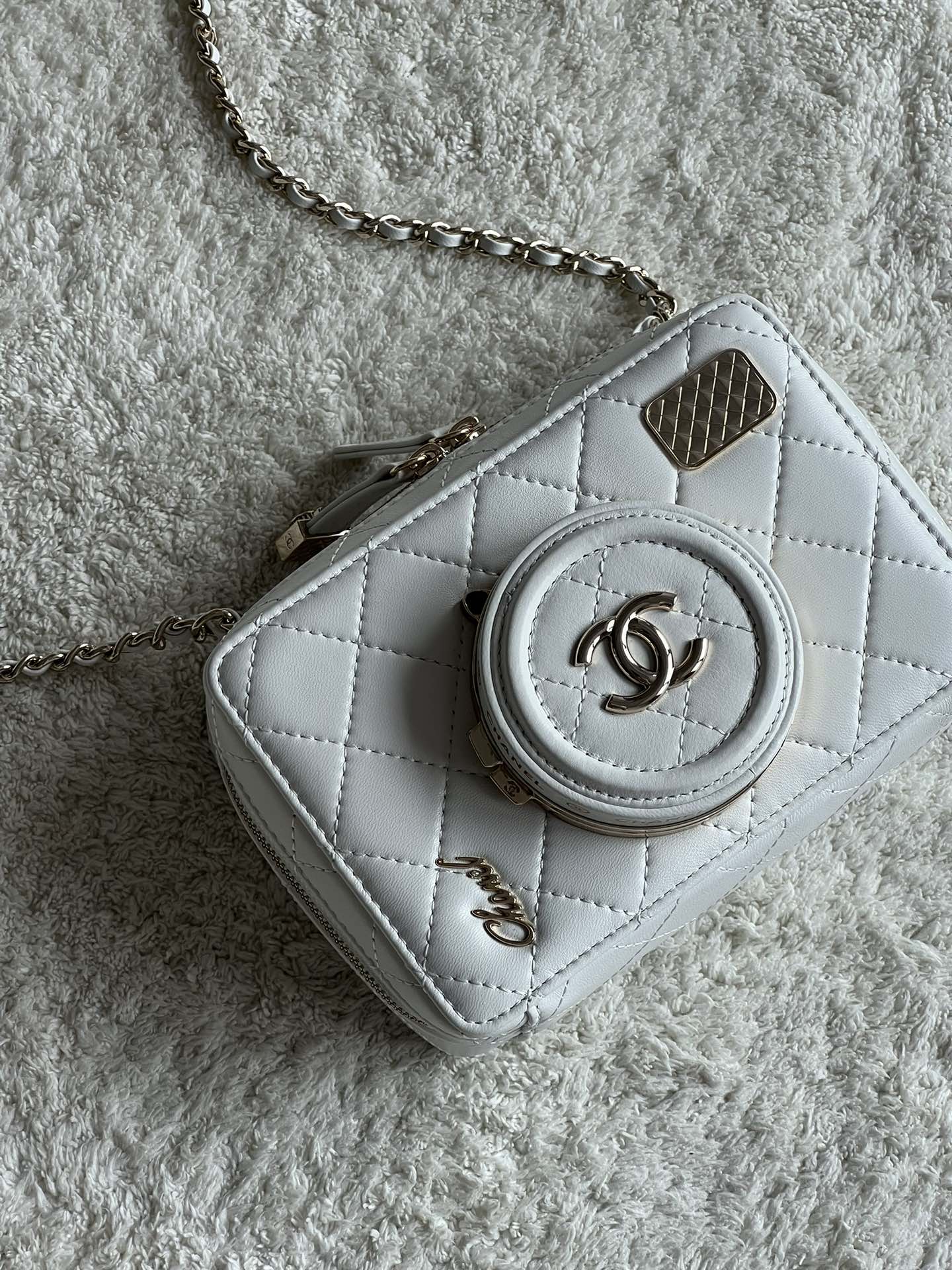 Camera Bag in White Quilted Lambskin with Pale Gold-Tone Hardware, Spring-Summer 2024 (AS4817) - Mocuir
