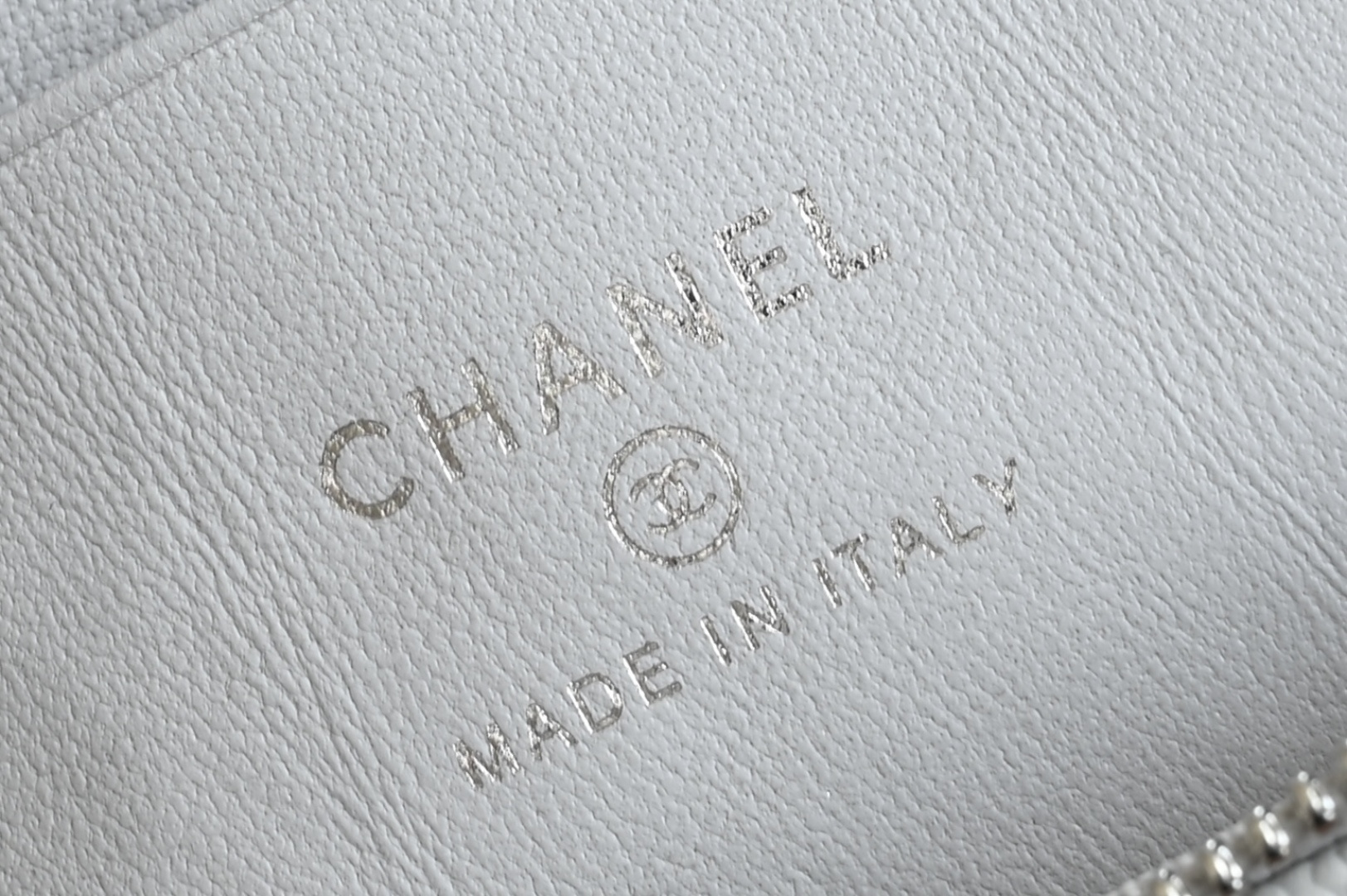 Small Vanity Case (LP Lunch Box Bag) in White Quilted Caviar Calfskin with Silver-Tone Hardware & Star Detail (25C Collection) - Mocuir