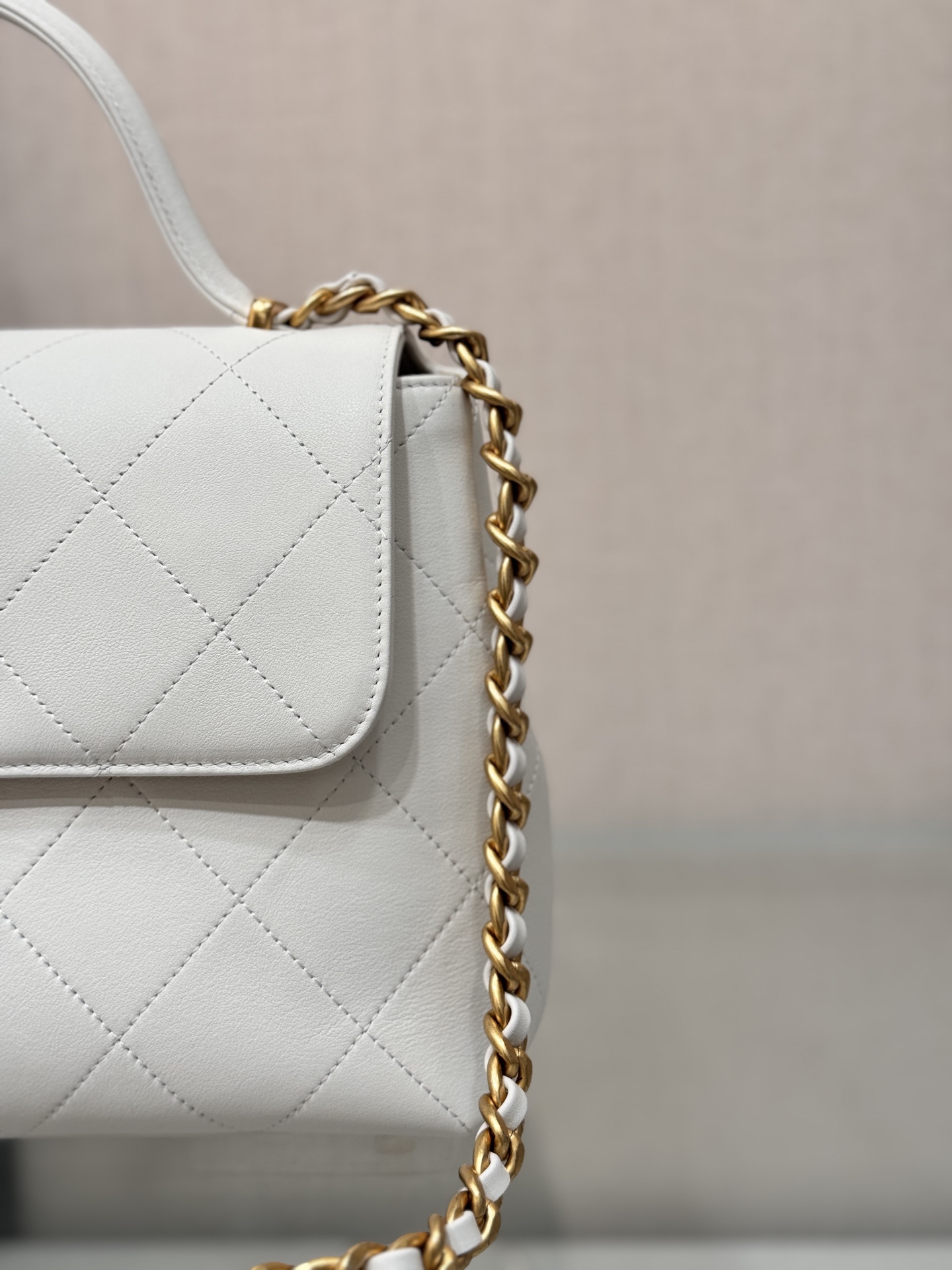 Top Handle Flap Bag (AS5212) in White Shiny Lambskin with Gold-Tone Hardware, 25P Pre-Fall Collection - Mocuir