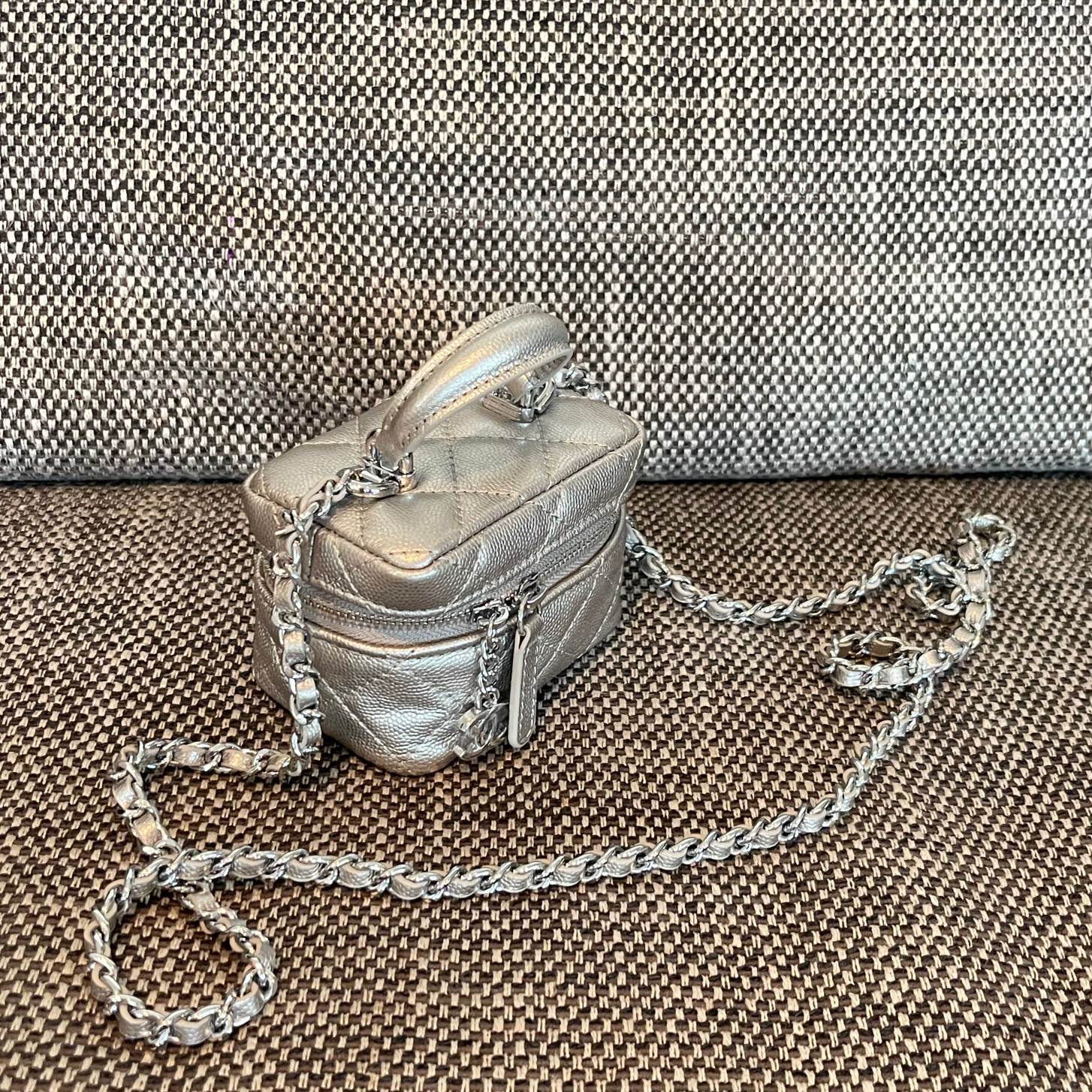 Silver Metallic Quilted Caviar Leather Mini Vanity Case with Handle and Silver-Tone Chain - Mocuir