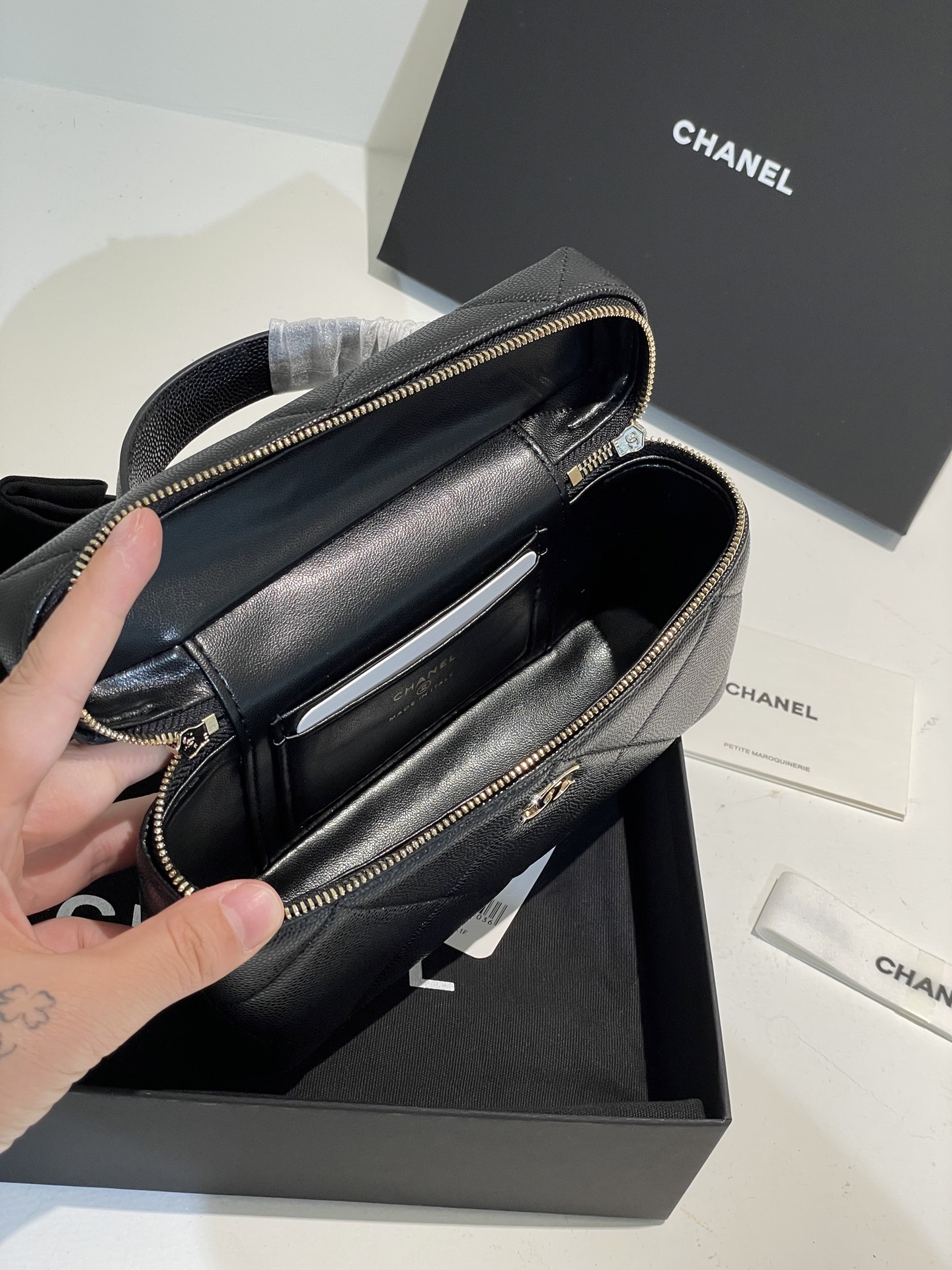 Black Quilted Caviar Calfskin Vanity Case with Top Handle and Gold-Tone Chain Strap - Mocuir