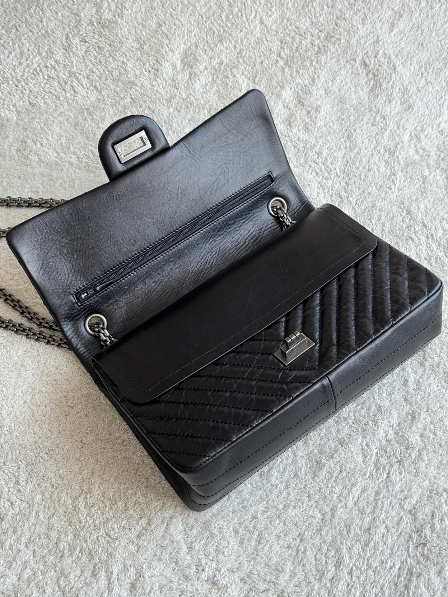 2.55 Reissue 227 Jumbo Flap Bag in Black Aged Calfskin with Chevron Quilting and Ruthenium-Finish Hardware - Mocuir