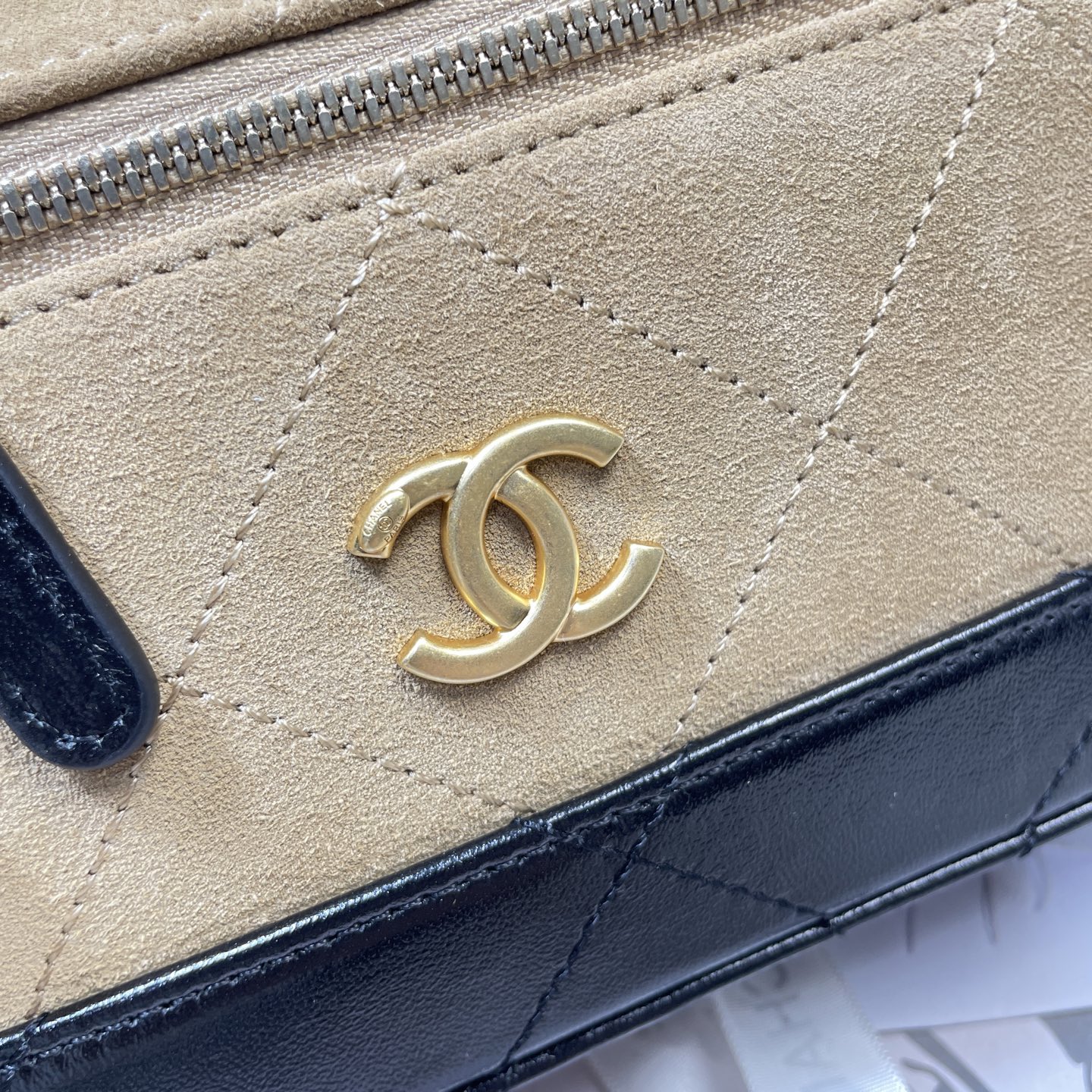 26S Slim Vanity Case with Chain in Beige Suede & Black Lambskin with Gold-Tone Hardware - Mocuir