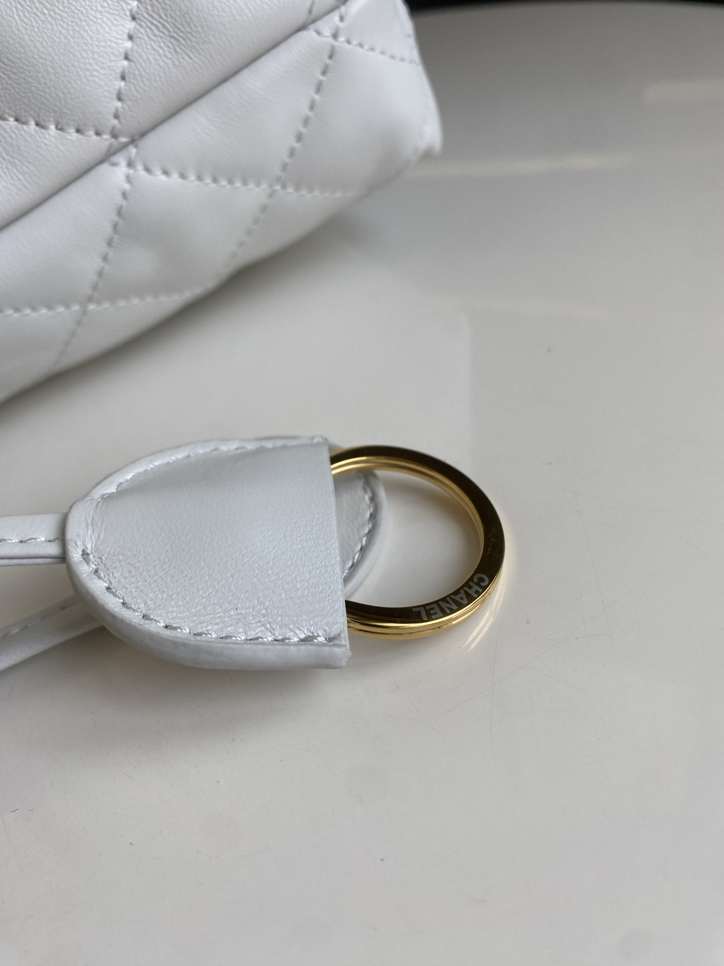 24BQuilted Lambskin Drawstring Hobo Bag（ White） - Mocuir