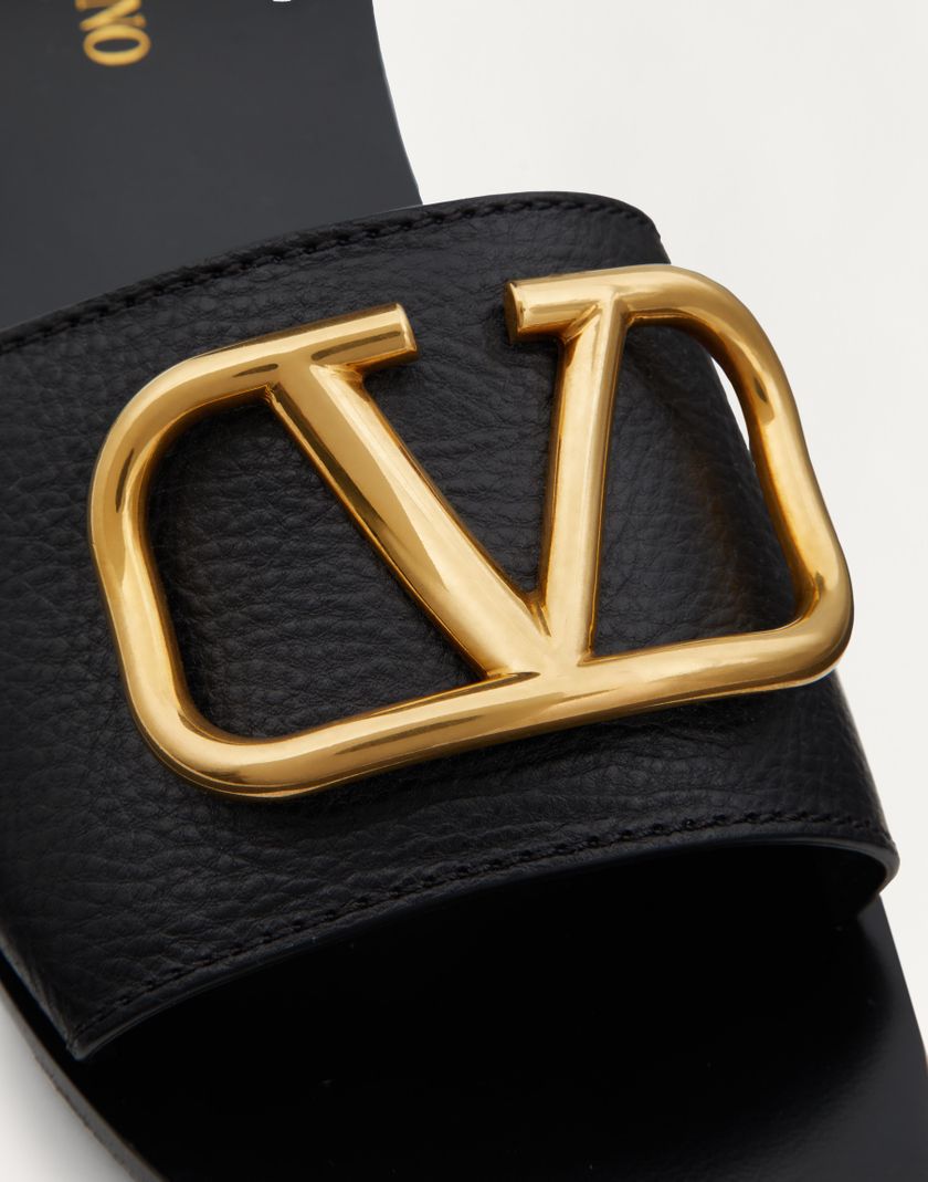 VLOGO SIGNATURE SLIDE SANDAL IN GRAINY COWHIDE WITH ACCESSORY