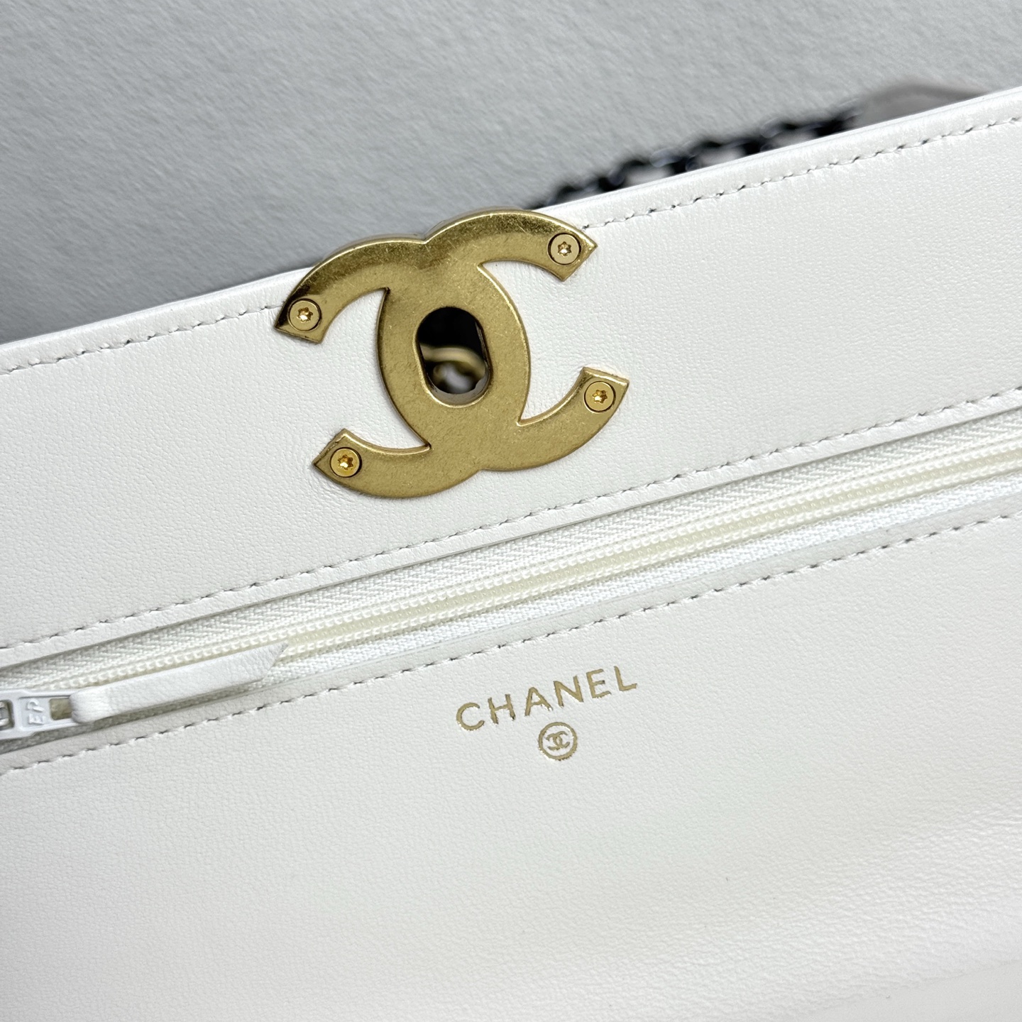 19 WOC Quilted Lambskin Shoulder Bag in White (Tri-Tone Hardware) - Mocuir