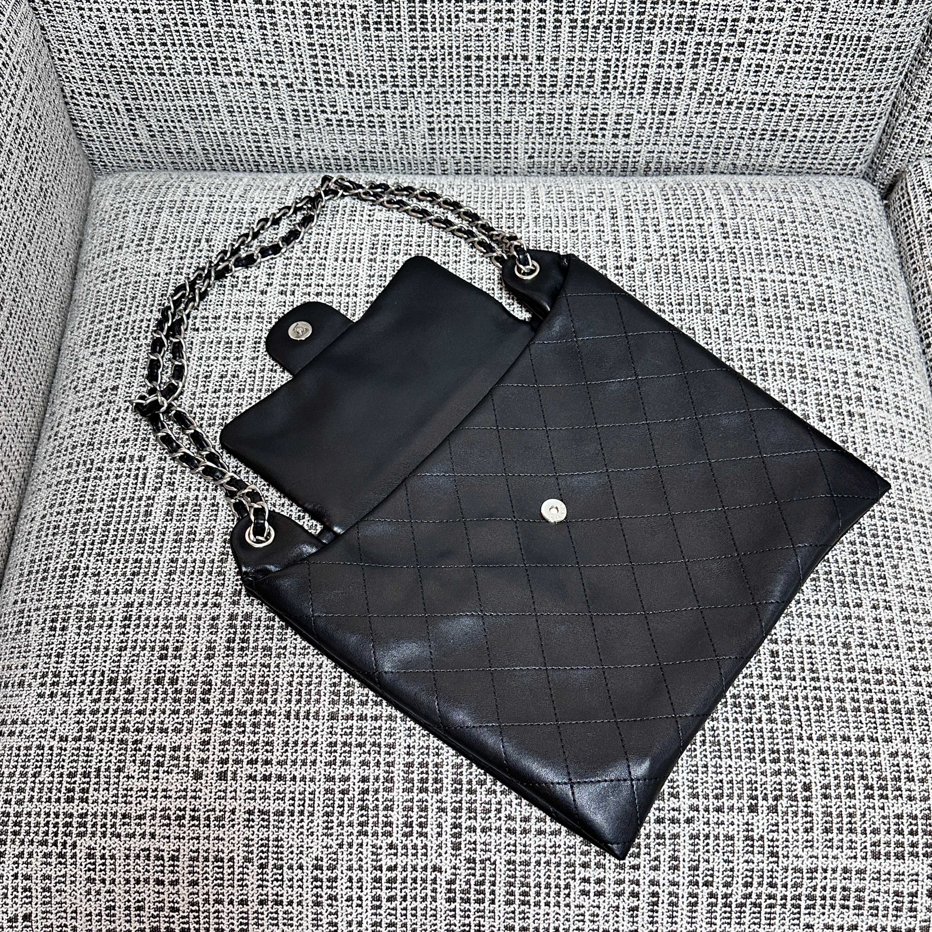 Vintage Black Quilted Lambskin Hobo Shoulder Bag with Silver-Tone CC Turn-Lock & Chain Strap - Mocuir