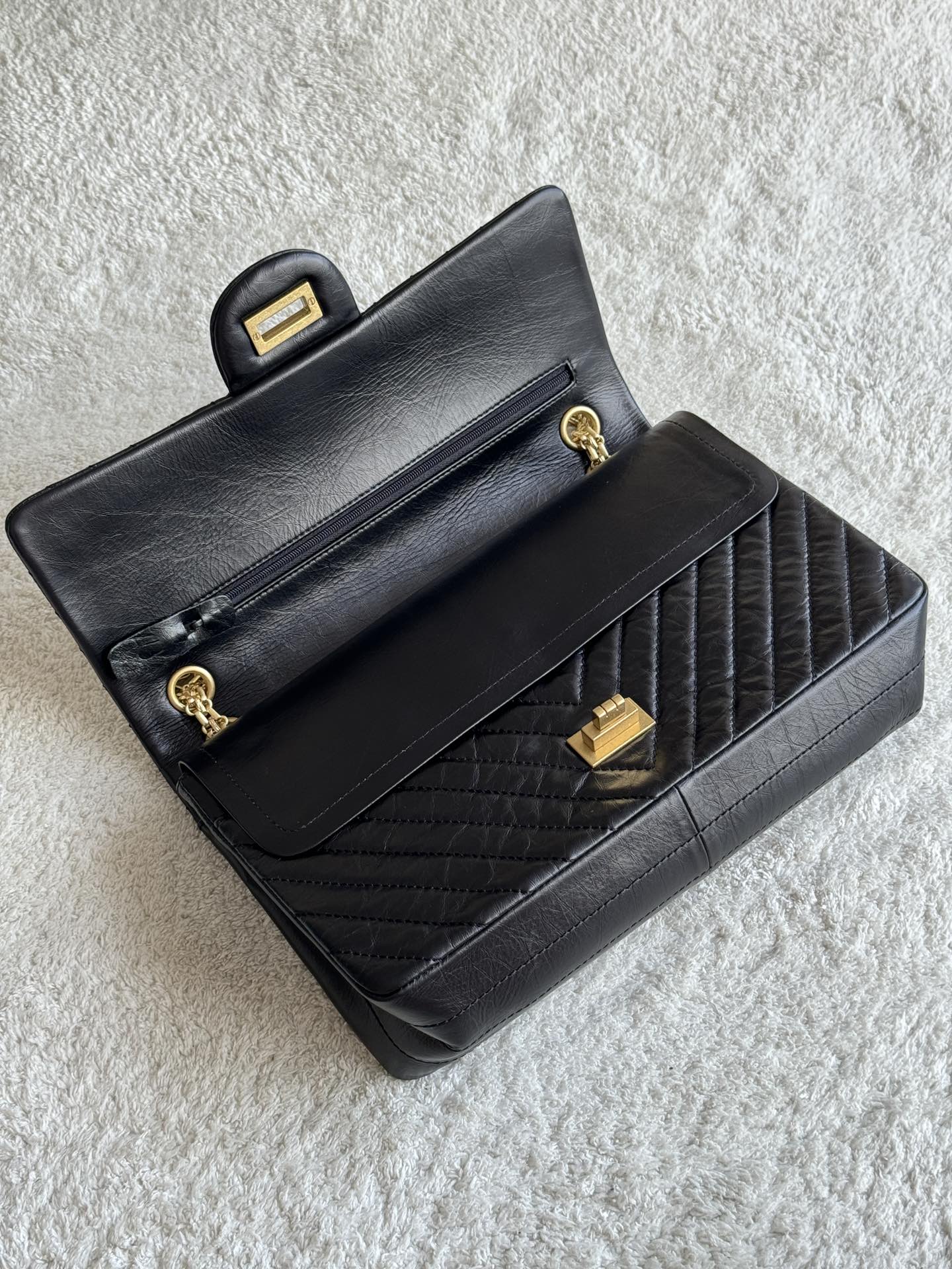 2.55 Reissue 227 Jumbo Flap Bag in Black Aged Calfskin with Chevron Quilting and Gold-Tone Hardware - Mocuir