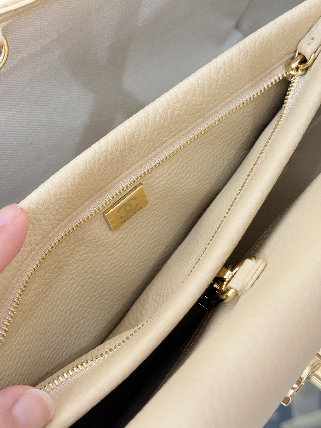 26P Cruise Preppy Coco Bowling Bag in Beige Caviar Leather with Gold-Tone Hardware - Mocuir