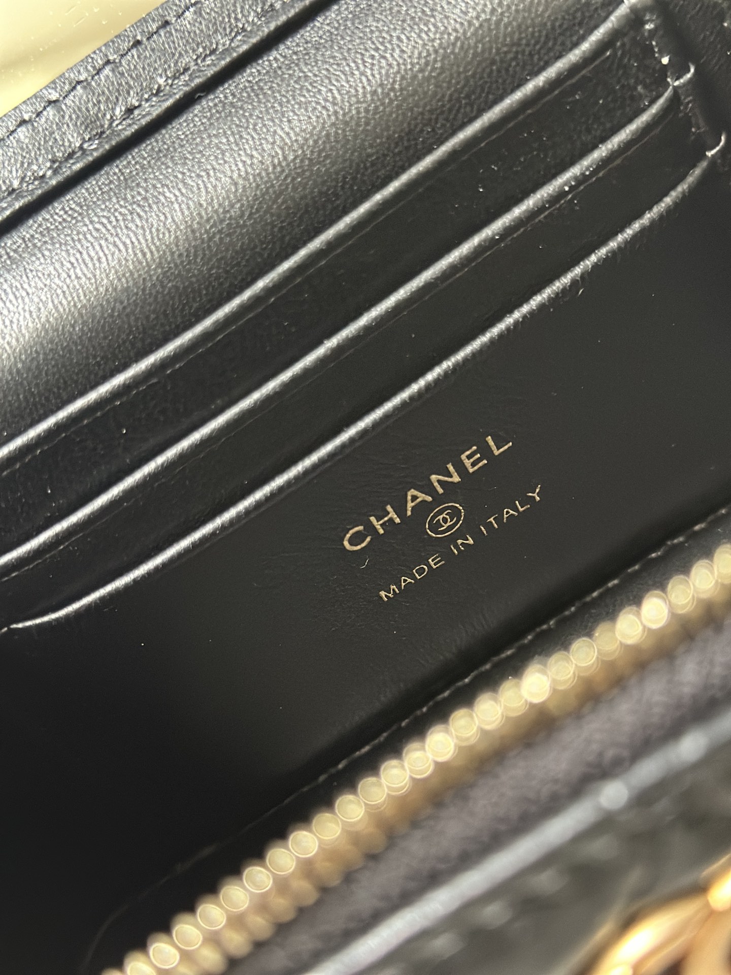 Black Lambskin Quilted Vanity Case with Chain Handle & Gold Hardware - Mocuir