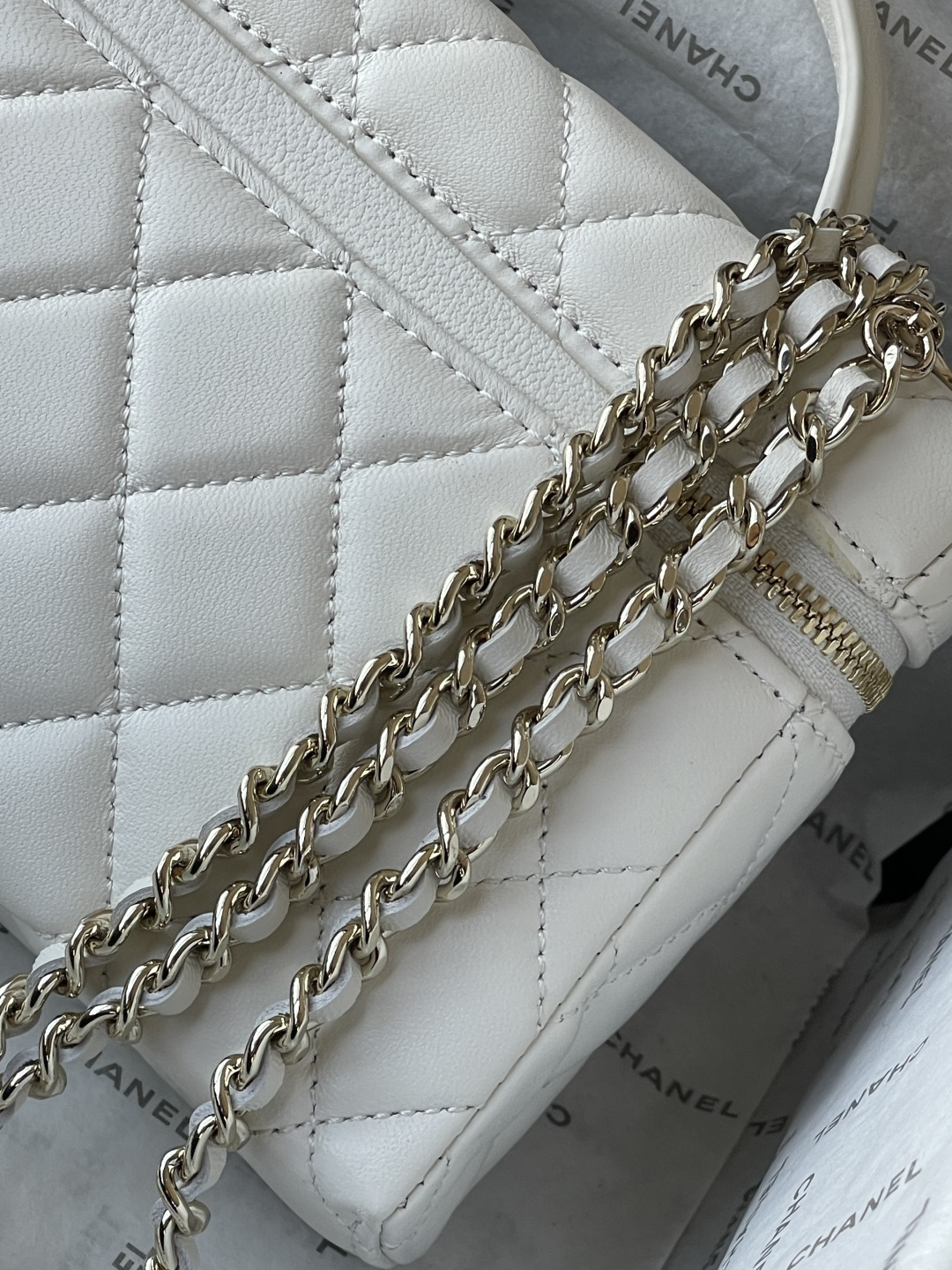 25C Classic Vanity Case with Chain（Milk gray） - Mocuir