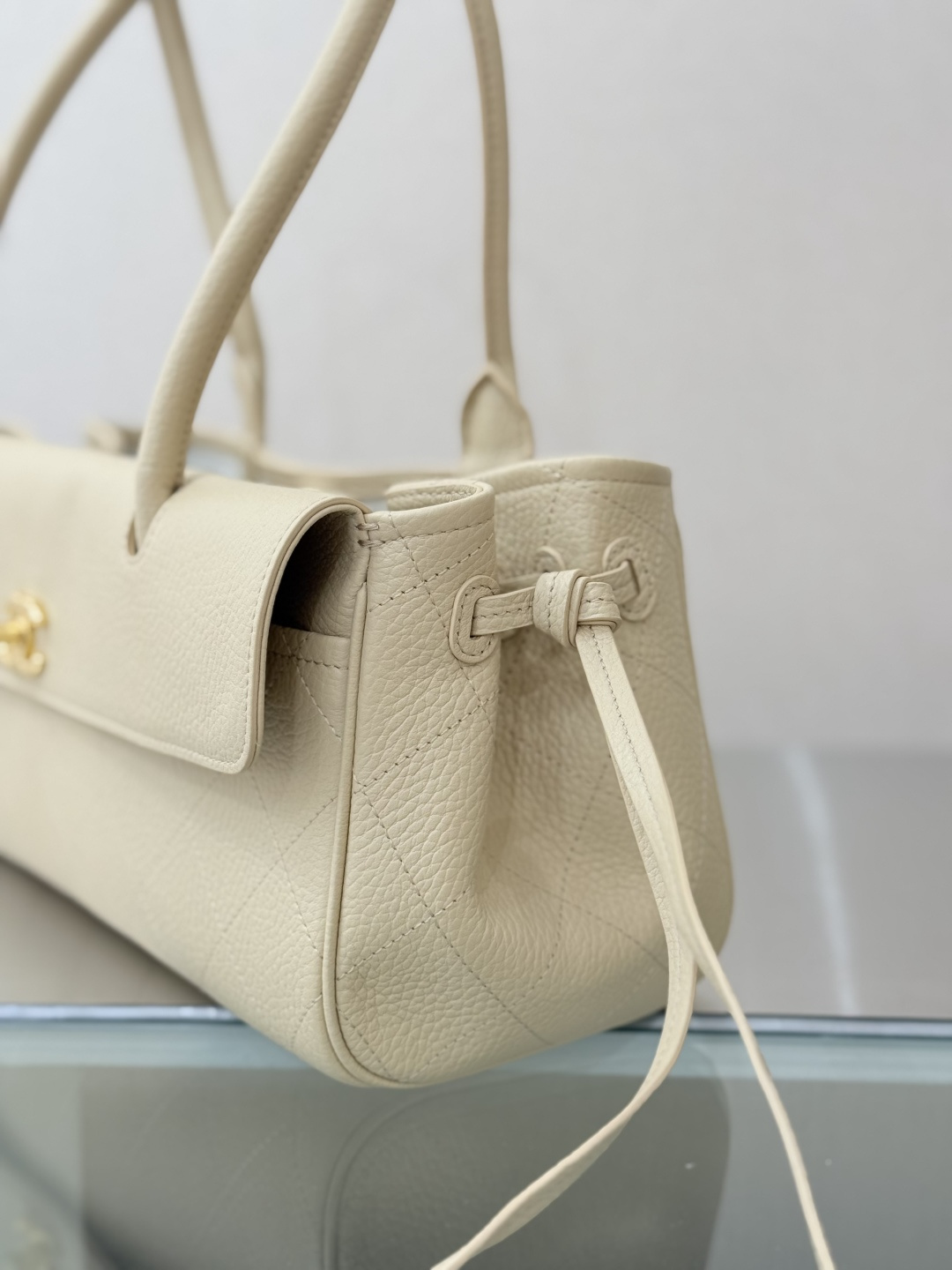 26P Cruise Preppy Coco Bowling Bag in Beige Caviar Leather with Gold-Tone Hardware - Mocuir