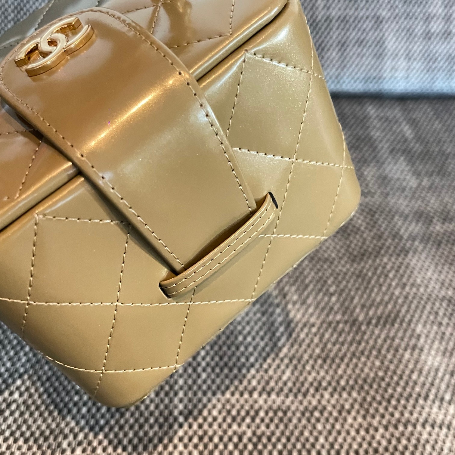 25C Small Vanity Case in Gold Patent Leather - Mocuir