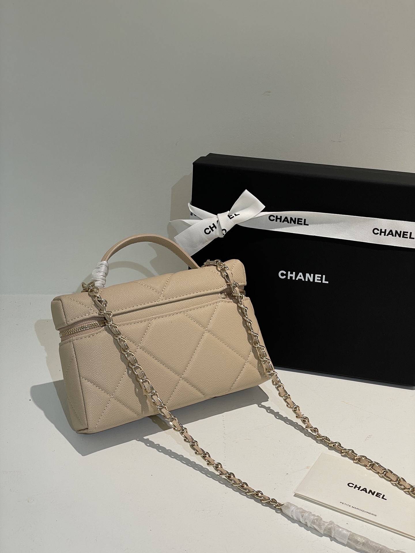 Beige Quilted Caviar Calfskin Vanity Case with Top Handle and Gold-Tone Chain Strap - Mocuir