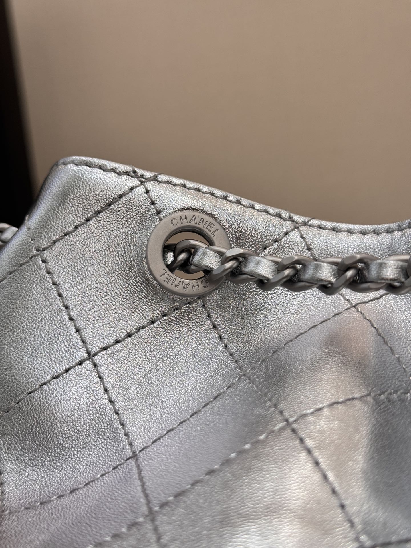 Drawstring Bucket Backpack（Metallic Silver） - Mocuir