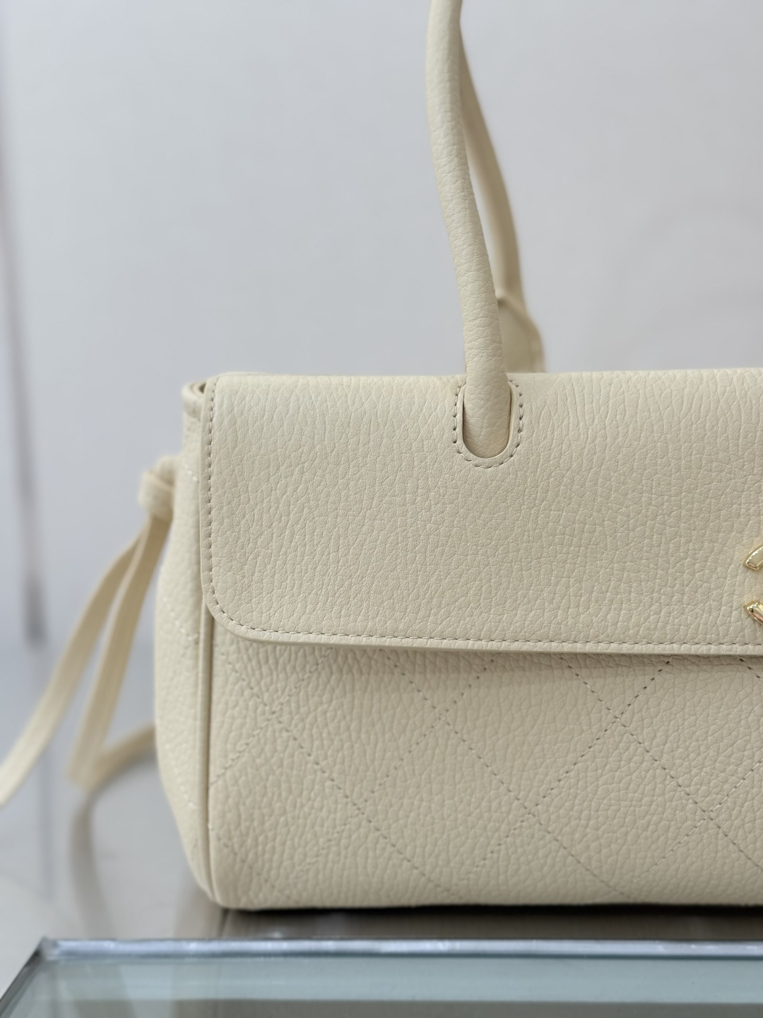 26P Cruise Preppy Coco Bowling Bag in Beige Caviar Leather with Gold-Tone Hardware - Mocuir