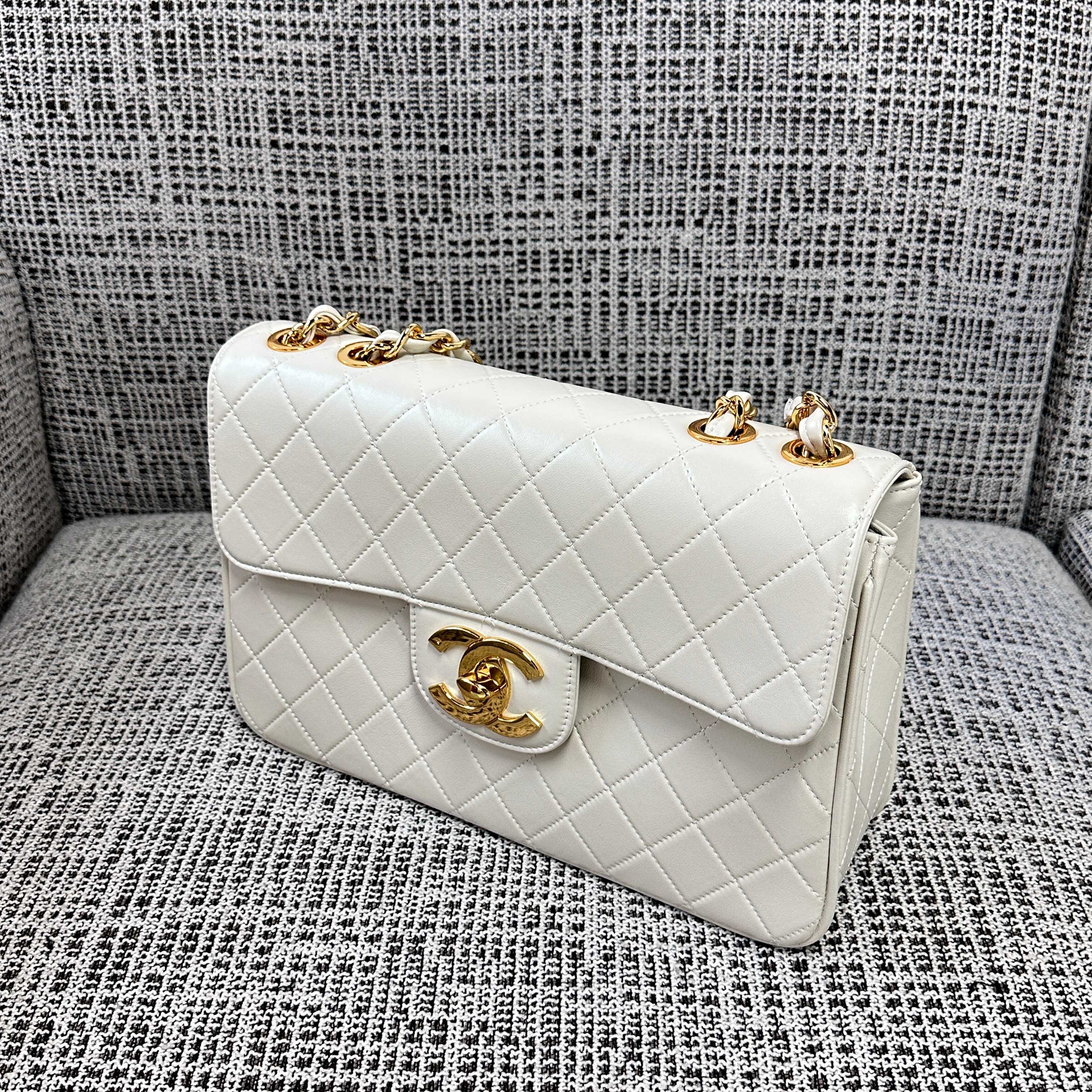 Vintage Classic Double Flap White Quilted Lambskin Shoulder Bag with Gold-Tone CC Turn-Lock & Chain Strap - Mocuir