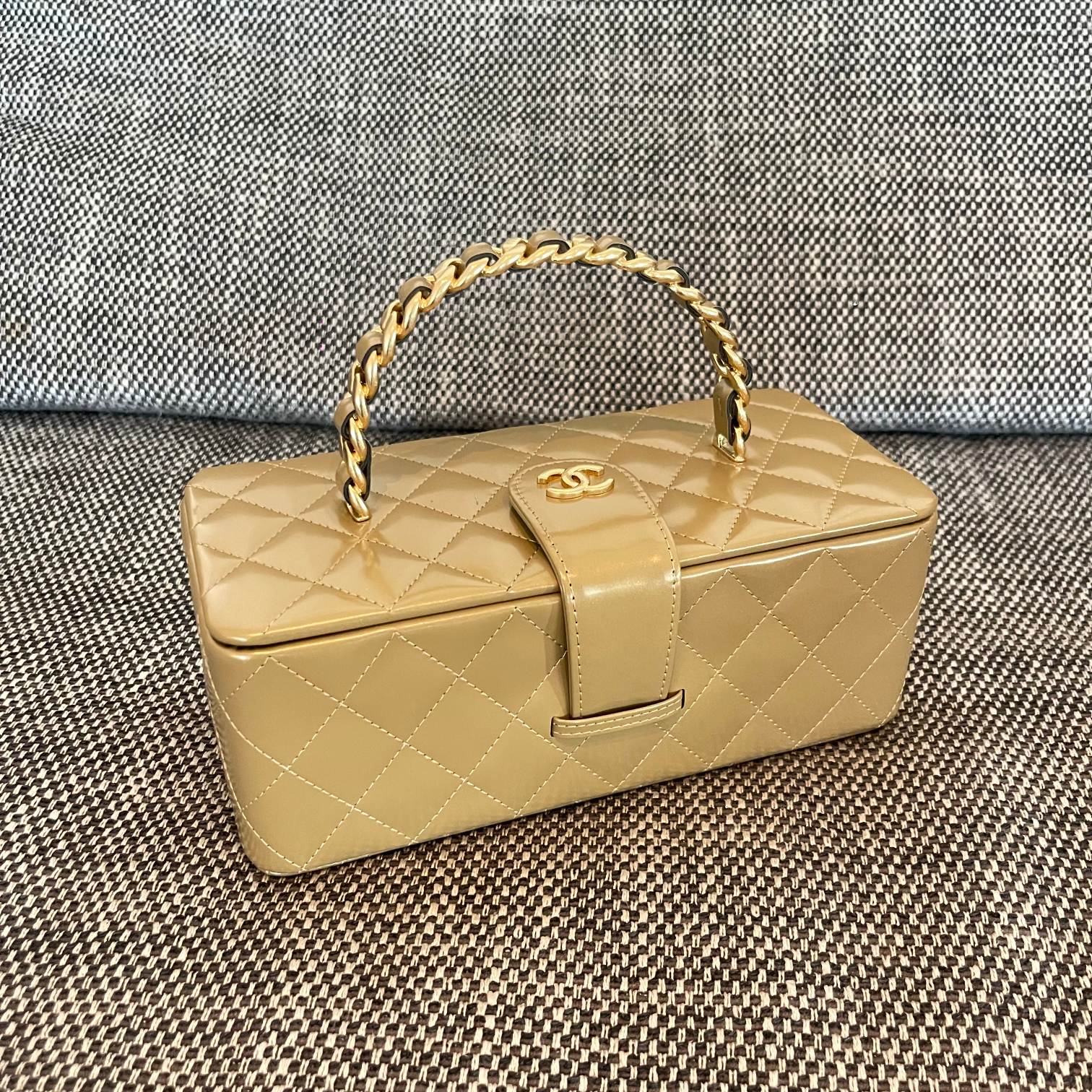 25C Long Quilted Patent Leather Vanity Case in Beige - Mocuir