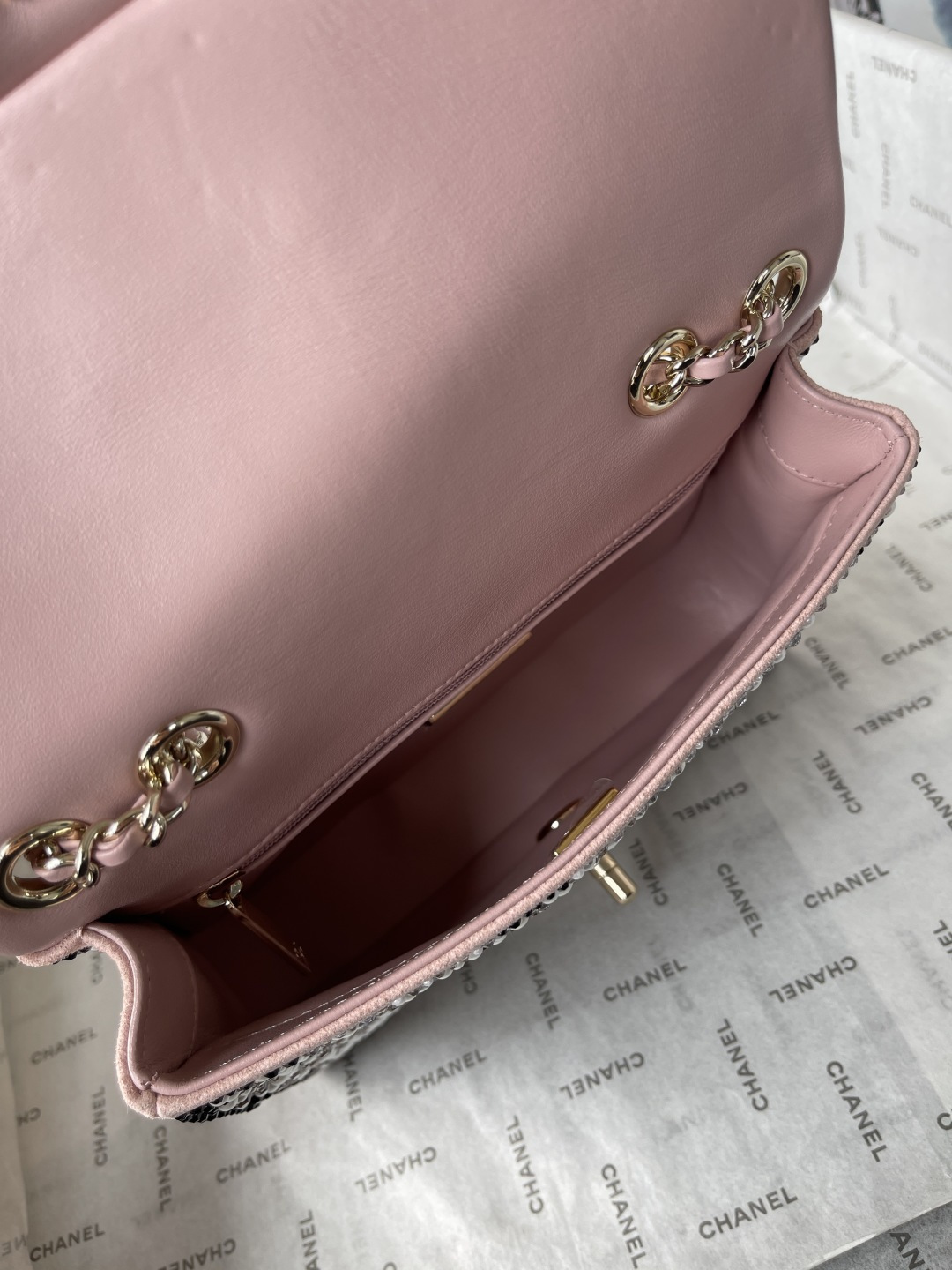 Classic Flap Handbag in Pink with Imitation Pearls, Strass & Gold-Tone Hardware - Mocuir